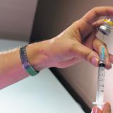 El Reino Unido es el primer país en aprobar una vacuna bivalente contra el COVID