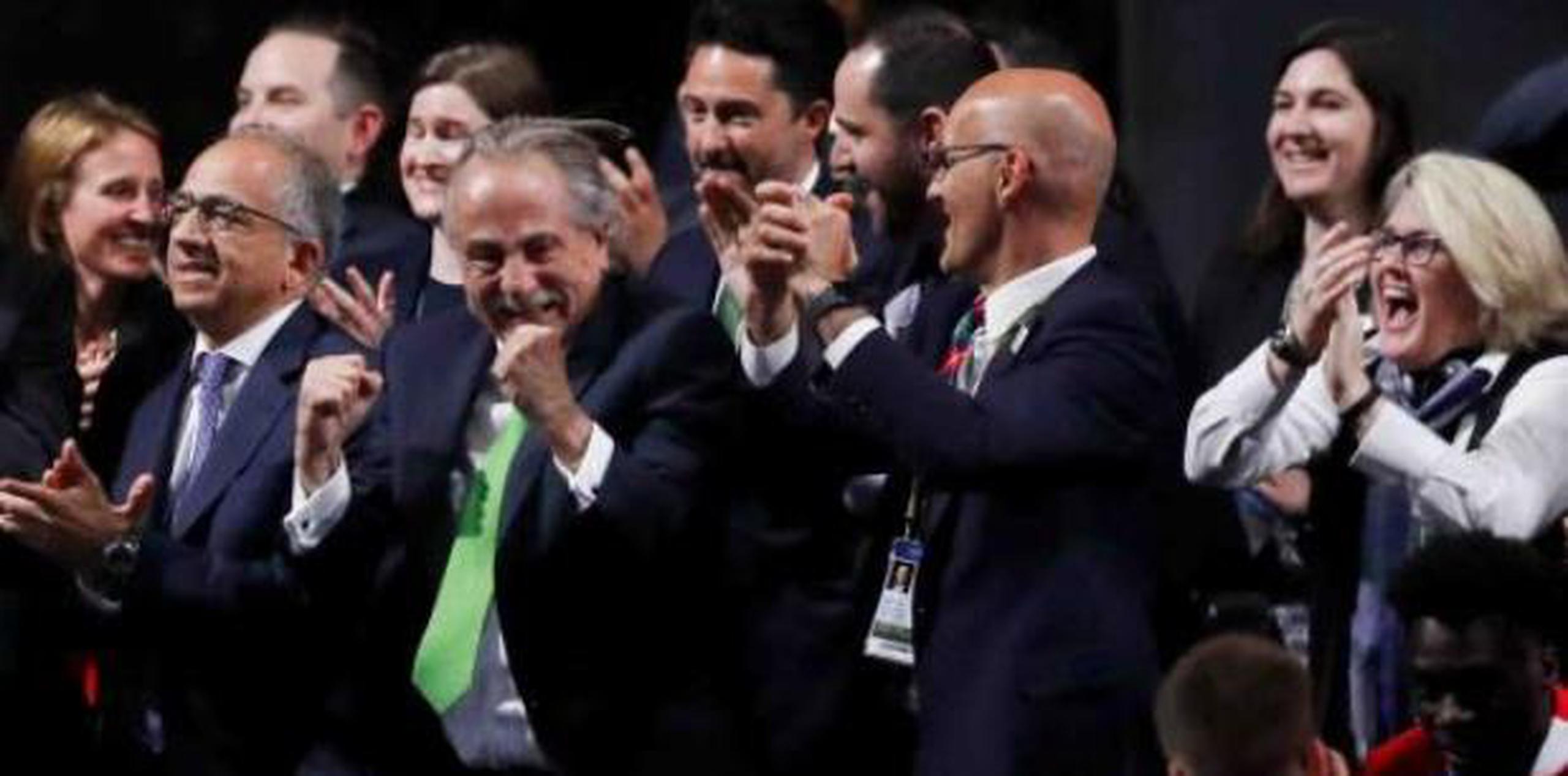 Aquí el momento de la celebración tras el anuncio. Puerto Rico figuró entre los miembros de la FIFA que se abstuvieron de votar por recomendación del organismo, ante un potencial conflicto de intereses. (AP)

