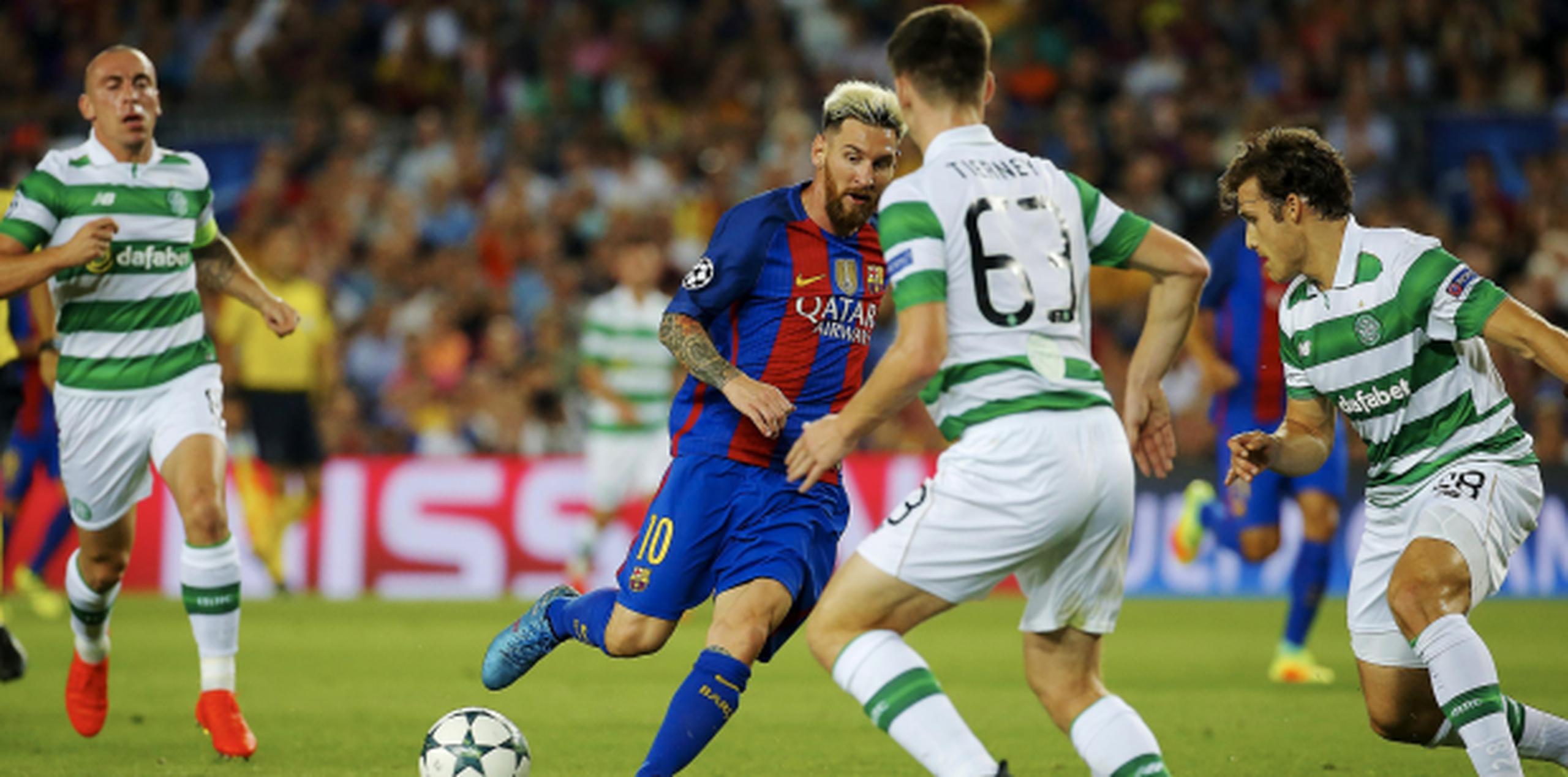 Lionel Messi maneja el balón durante el partido. (Agencia EFE)