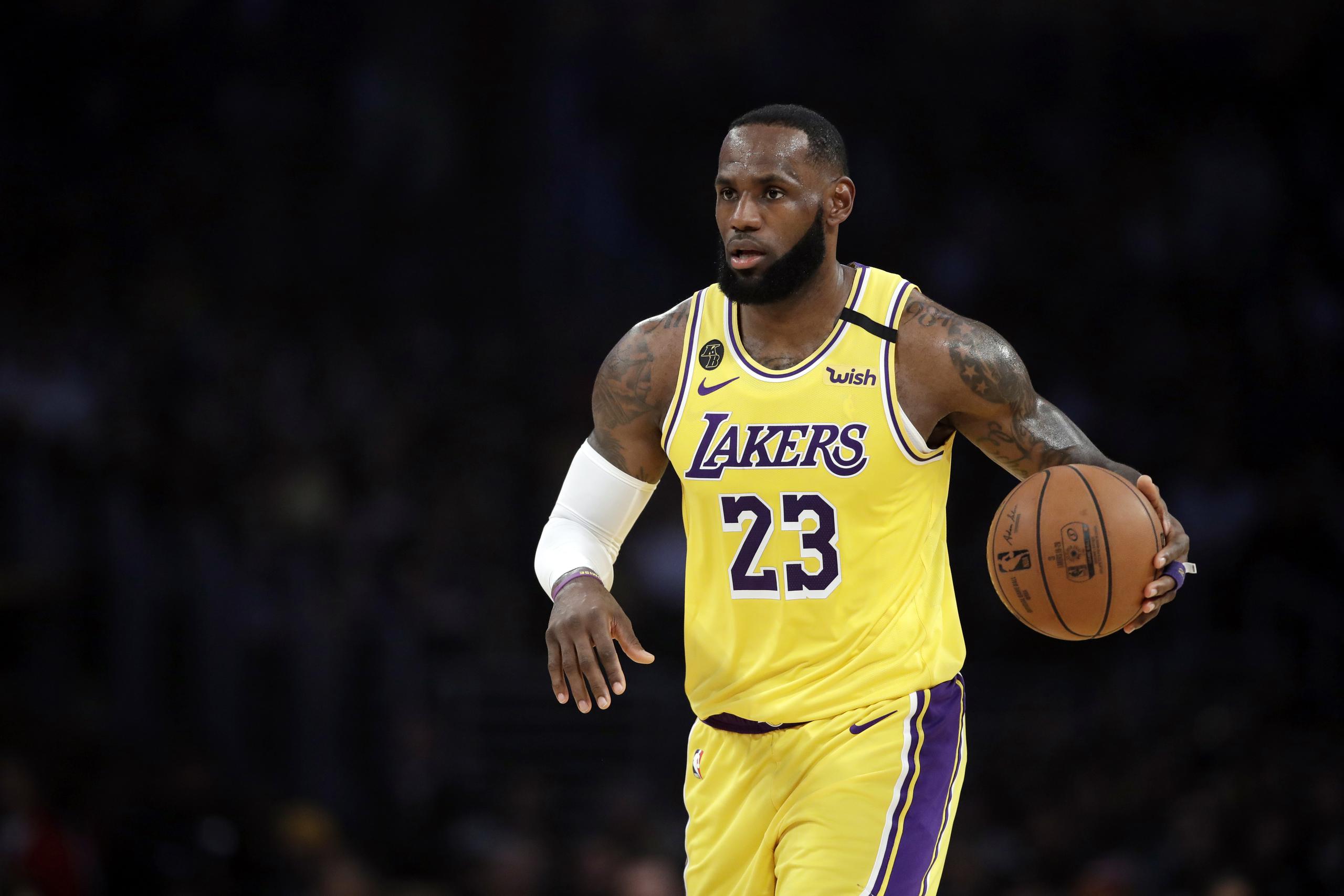 En esta imagen del 10 de marzo de 2020, LeBron James, de los Lakers de Los Ángeles, participa en la primera mitad del juego ante los Nets de Brooklyn, en Los Ángeles.