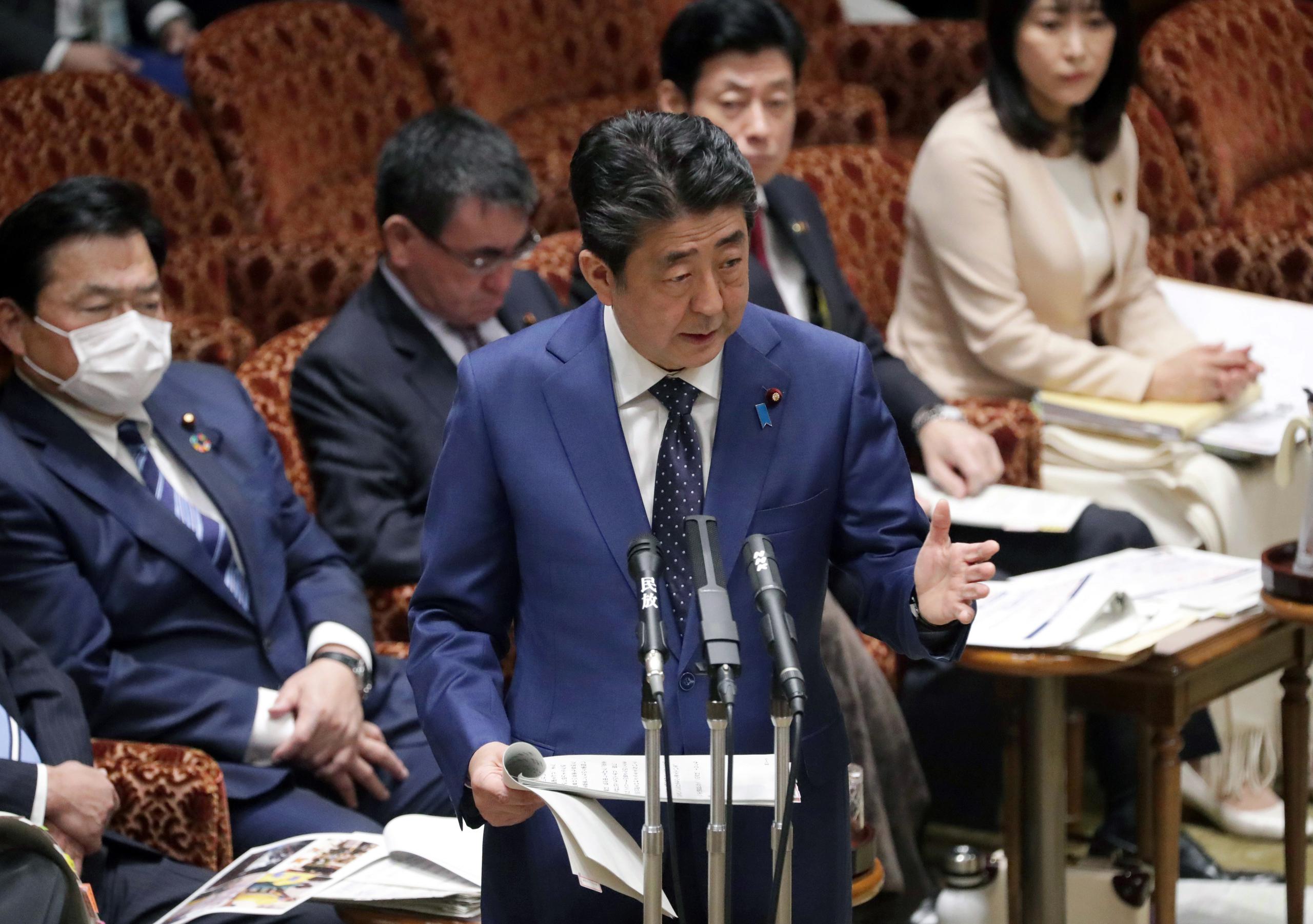 El primer ministro de Japón, Shinzo Abe, ha dicho hoy ante el parlamento que está dispuesto a discutir el aplazamiento de los JJOO por el coronavirus.