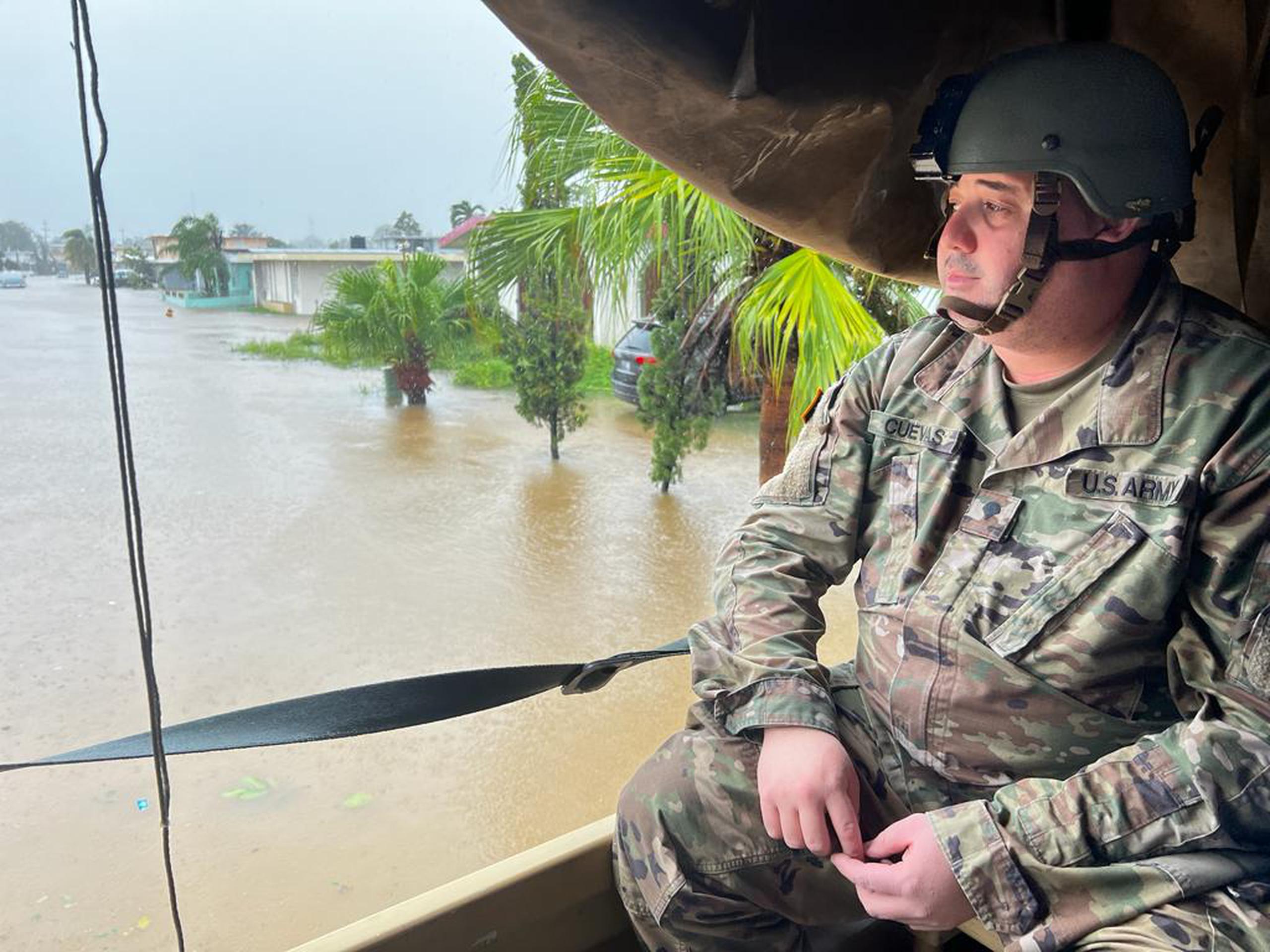 Jonathan Cuevas, especialista en emergencias médicas de combate de la Guardia Nacional de Puerto Rico, observa el panorama de las inundaciones en el municipio de Mayagüez.