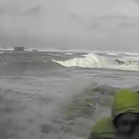 Estremecedor vídeo de pareja arrastrada por el mar