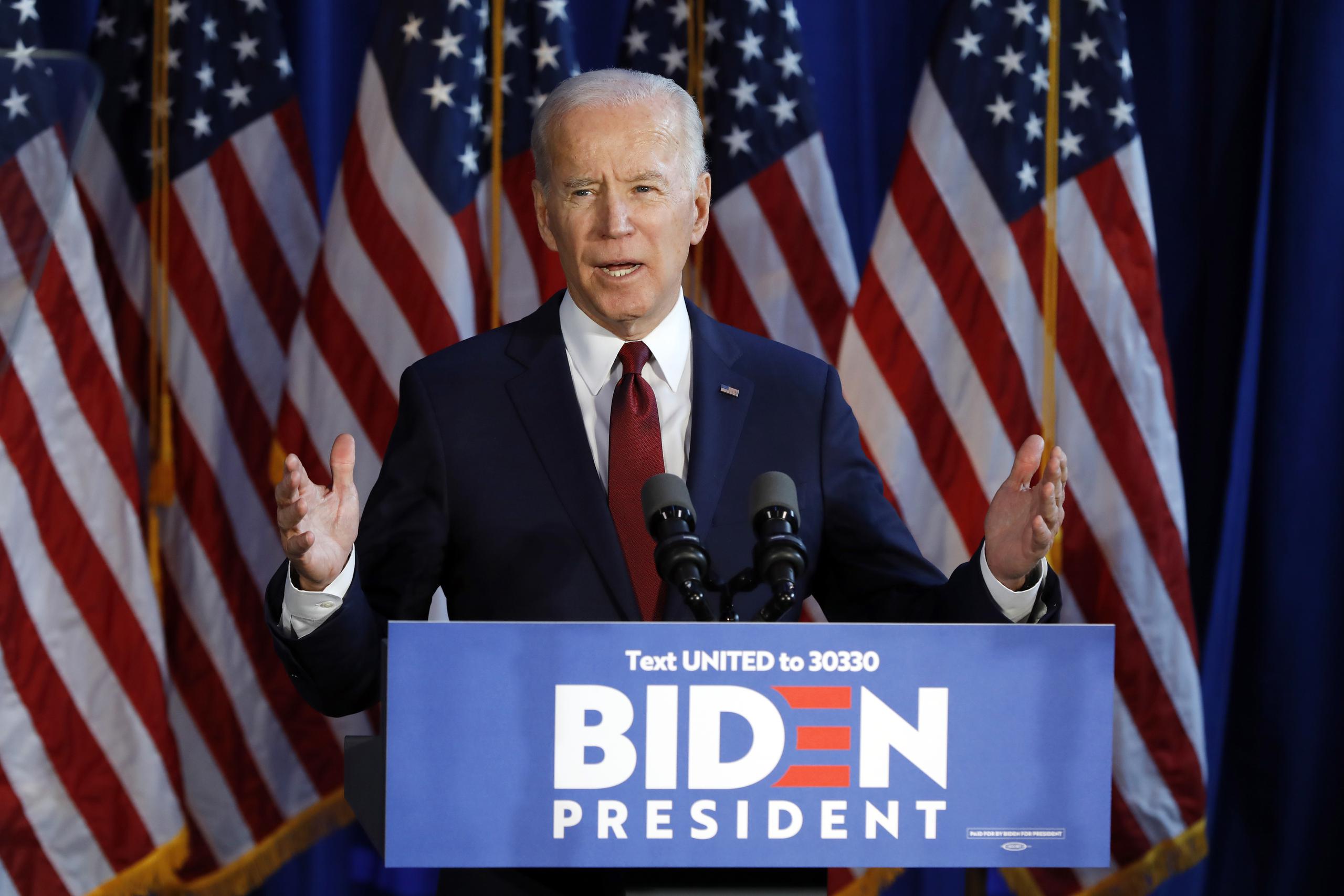 El precandidato demócrata a la presidencia Joe Biden gesticula durante un evento en Nueva York