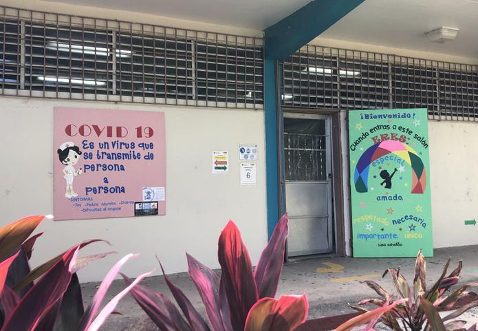 Un cartel educativo sobre el COVID-19 en la escuela Onofre Carballeira Umpierre, en Cataño.