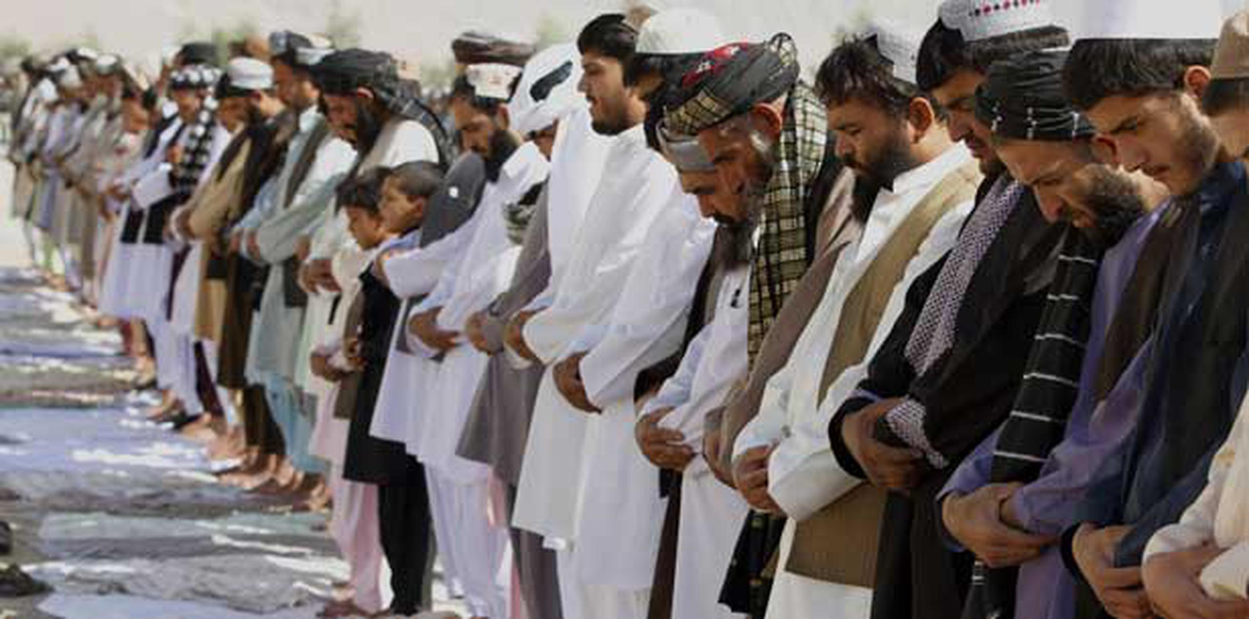 Musulmanes en Afganistán oran durante rl Eid al-Adha o Celebración del Sacrificio. (Alluddin Khan / Prensa Asociada)