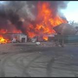Bomberos combaten incendio en planta de recliclaje en Vega Baja 