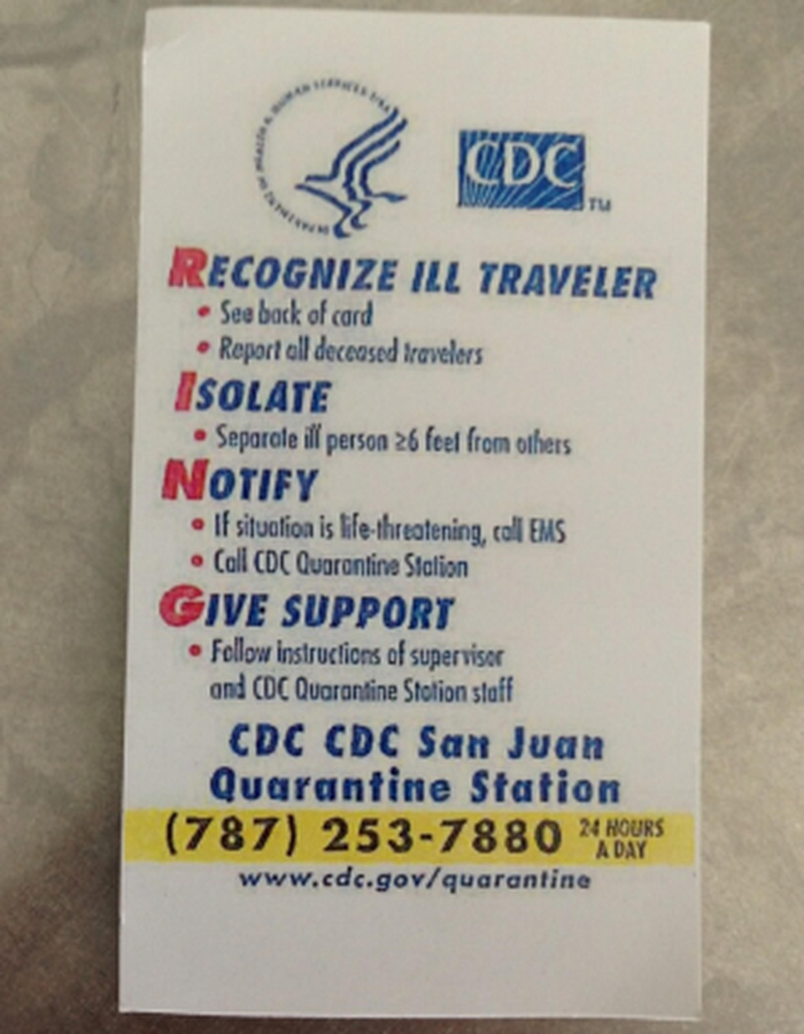 Esta es la tarjeta que tiene que llevar consigo todo empleado del aeropuerto donde se resumen los pasos a seguir en caso de ver a una persona con síntomas sospechosos de ébola y el número de teléfono al que tienen que alertar. (Suministrada)
