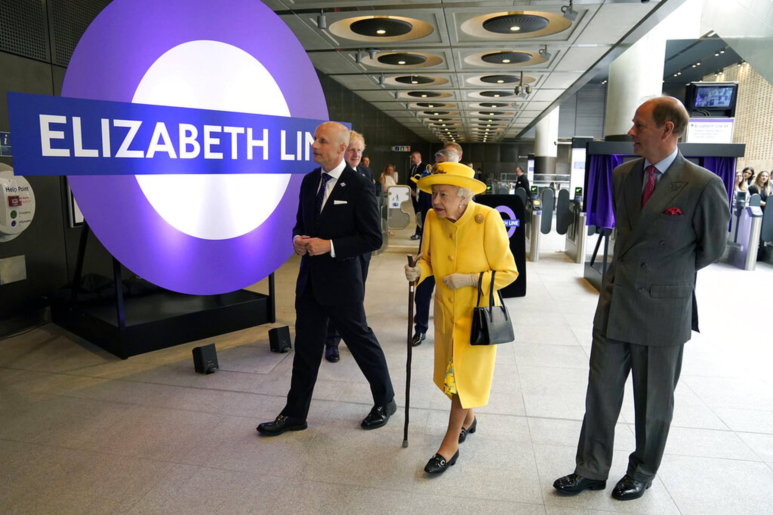 La reina Elizabeth II y el príncipe Edward conversan con el comisionado de Transporte de Londres, Andy Byford, en la estación de Paddington en Londres el 17 de mayo de 2022.
