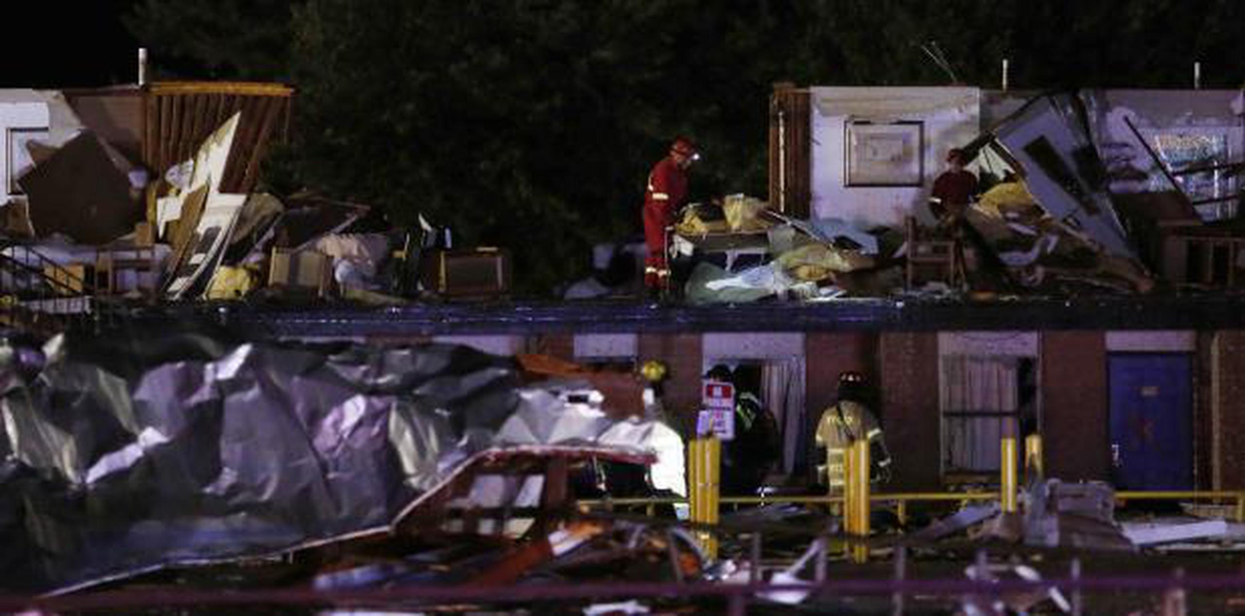 Imágenes del lugar mostraban a personal de emergencias buscando entre los escombros después de que parte del segundo piso del edificio quedara reducida a una montaña de escombros sobre el primer piso y el aparcamiento. (AP)