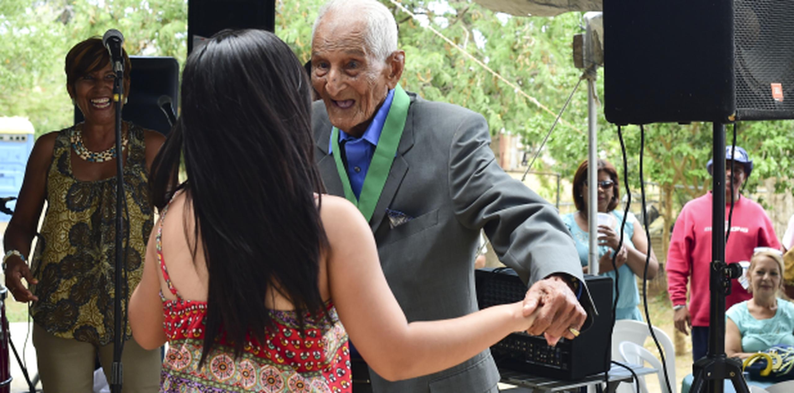 Don Ramiro suele visitar varios lugares de Salinas para darse una bailaita. (tony.zayas@gfrmedia.com)