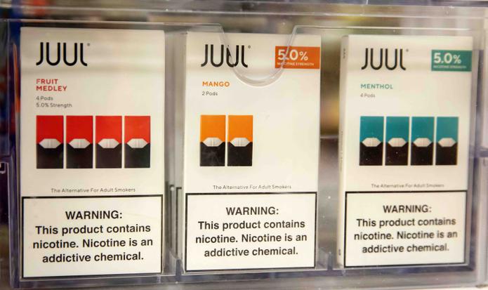 Juul está desarrollando un nuevo cigarrillo electrónico que vendría equipado con un sistema de bloqueo para evitar el consumo por parte de menores de 21 años.  (EFE/EPA/ERIK S. LESSER)