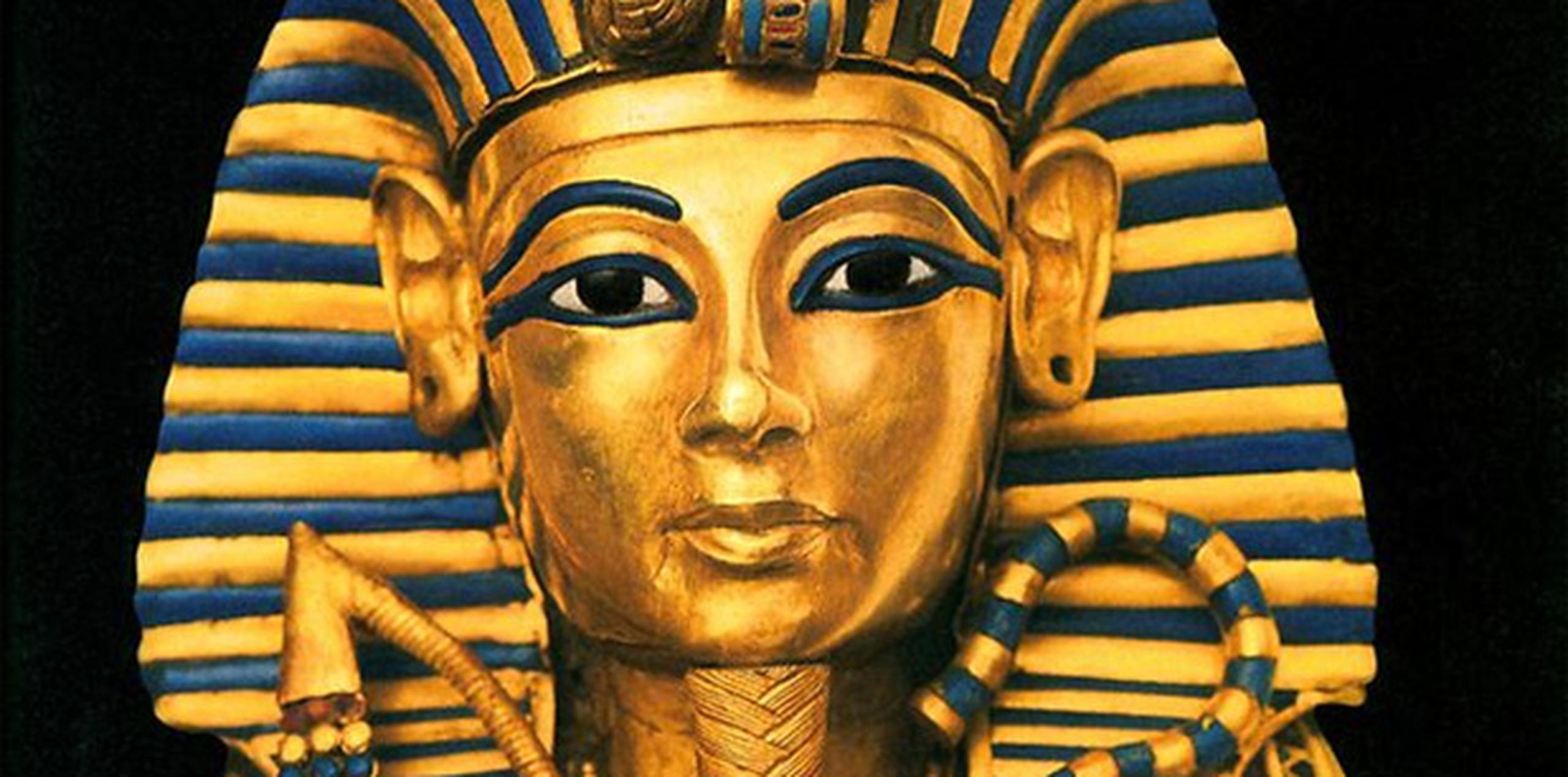 La "autopsia" consistió en el análisis de 2,000 escáneres informáticos y pruebas de ADN, que apuntan a que el rey egipcio nació del incesto entre dos hermanos, de los que heredó una enfermedad de los huesos. (Archivo)