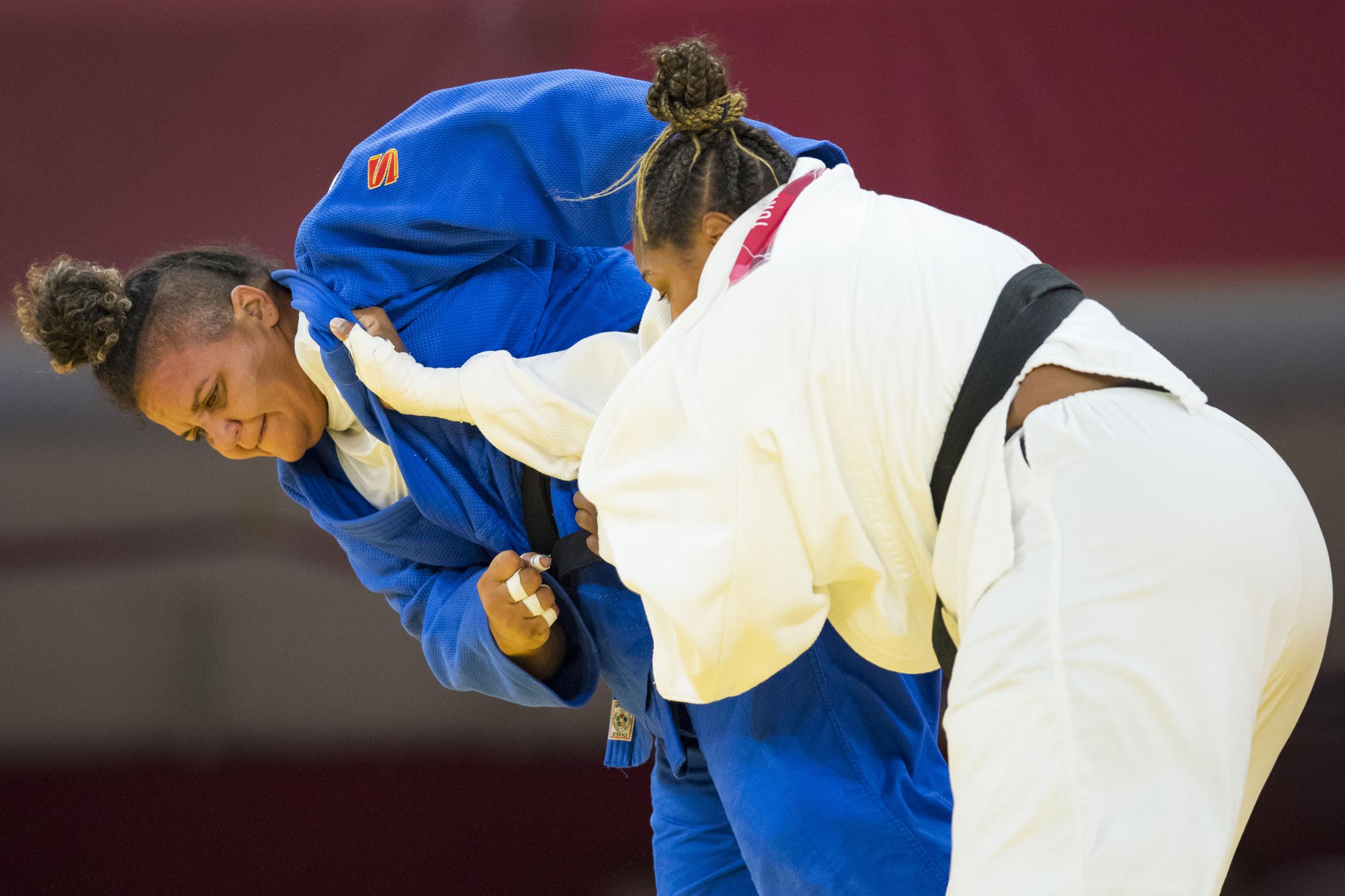 La boricua Melissa Mojica se enreda en un agarre con la portuguesa Rochele Nunes, quien la dominó el jueves en la noche en su combate del judo femenino +78 kilos.