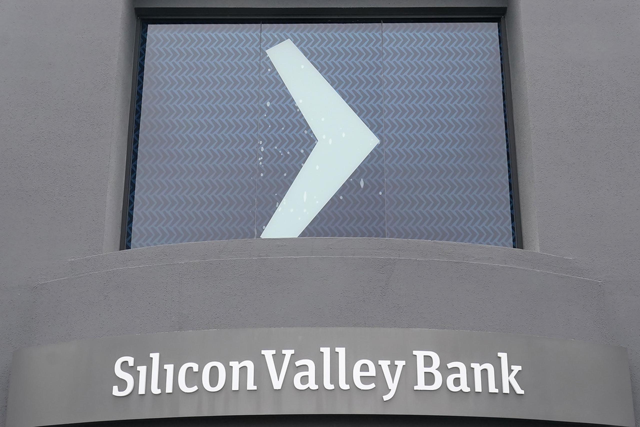 Silicon Valley Bank es el 16to banco más grande de Estados Unidos y ofrecía servicios principalmente a "startups" tecnológicas, empresas de capital de riesgo y empleados bien pagados de la industria tecnológica.