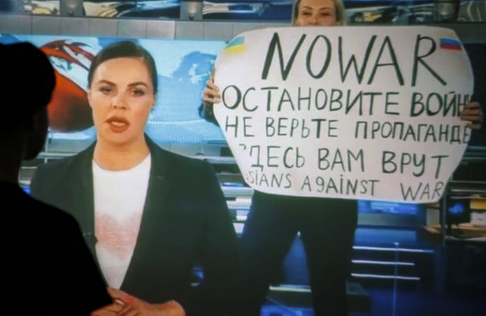 El cartel decía "No a la guerra". Detengan la guerra. No creas en la propaganda. Aquí te están mintiendo" en Moscú. EFE/EPA/DSK