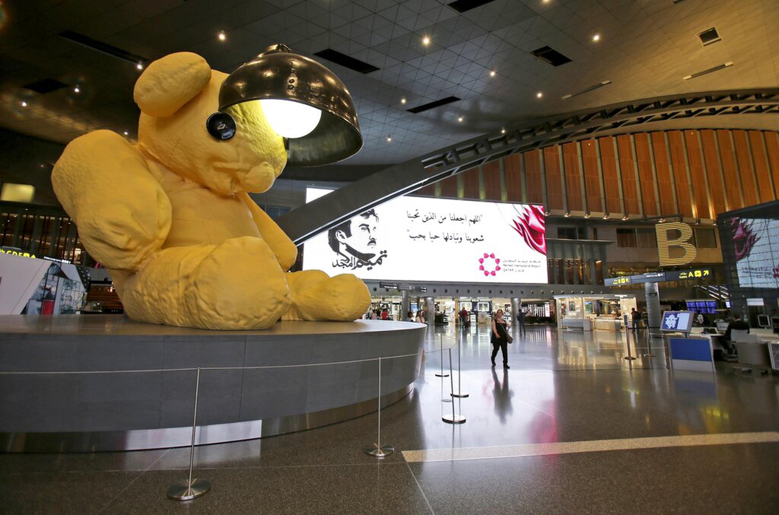 Un oso de felpa gigante adorna el Aeropuerto Internacional Hamad en Doha, Qatar.
