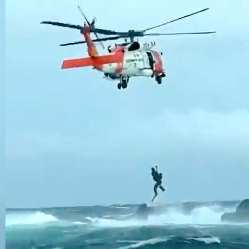 Vídeo: Guardia Costera rescata pescador durante tormenta Earl