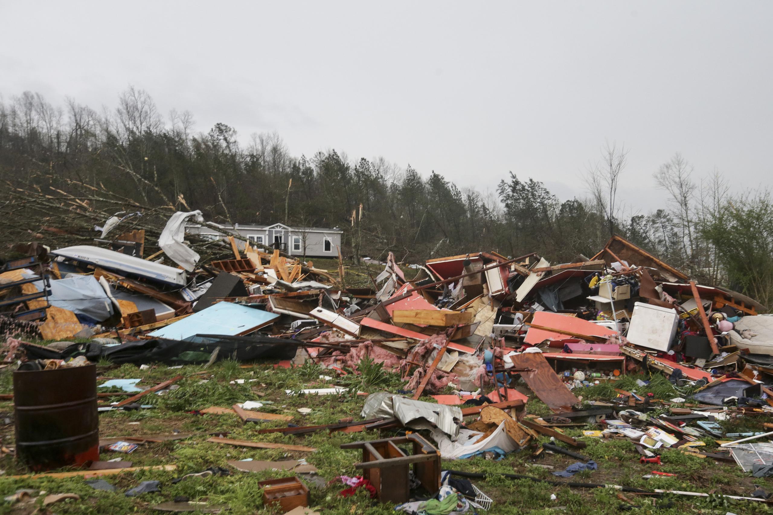 Pilas de escombros dejó a su paso un tornado que mató a personas y destruyó viviendas en Ohatchee, Alabama, el jueves 25 de marzo de 2021. (AP Foto/Butch Dill)