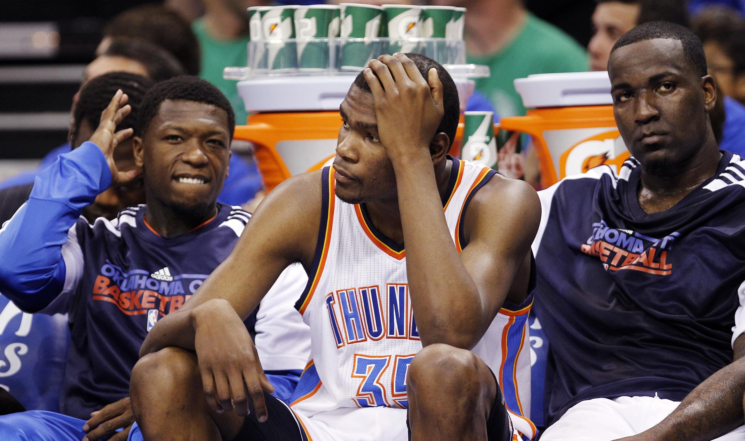 Kevin Durant (35) y Kendrick Perkins, a la derecha, fueron compañeros del equipo en Oklahoma City.