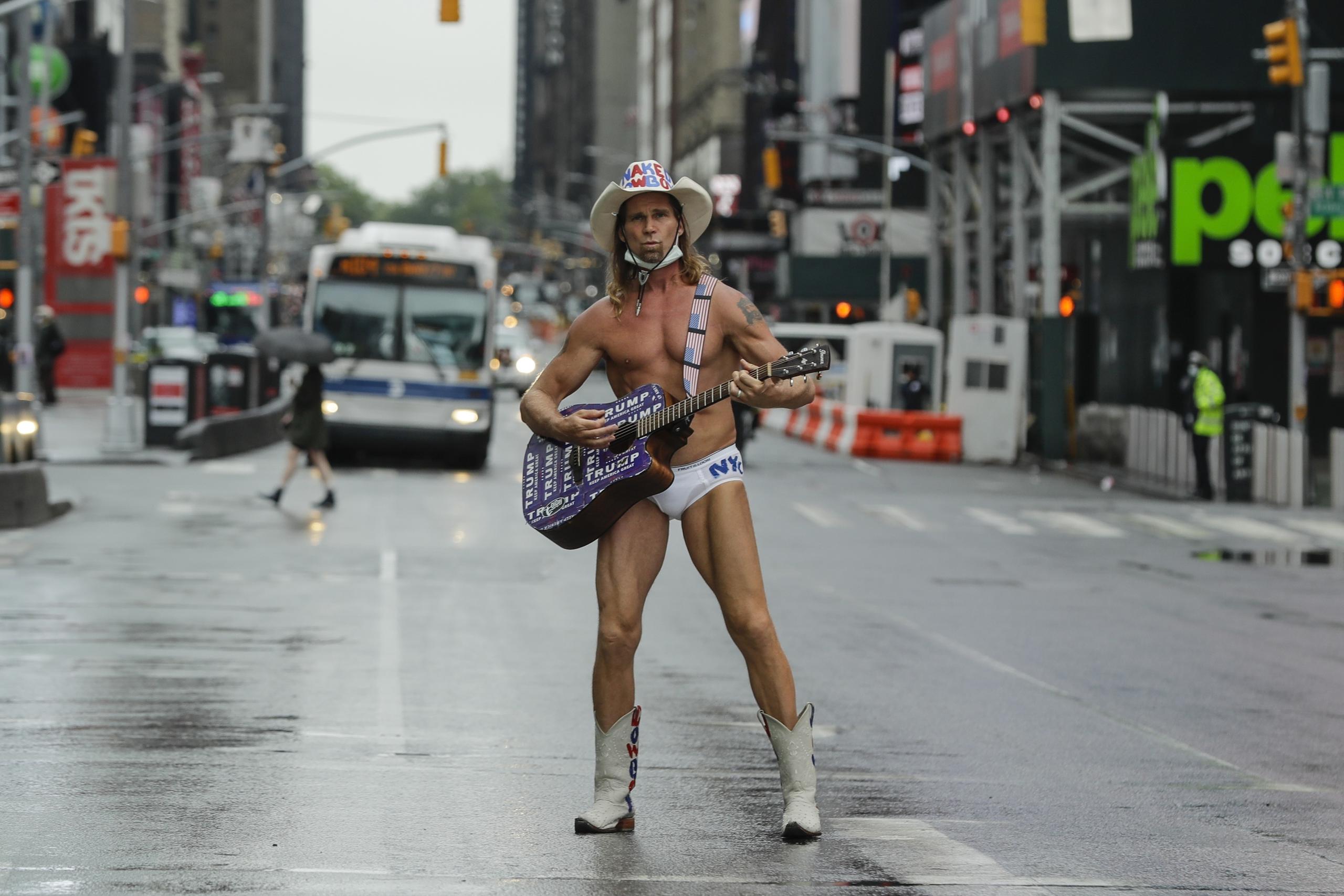 Robert Burck, el Naked Cowboy (Vaquero desnudo), posa para los fotógrafos en Times Square durante la pandemia de coronavirus en Nueva York