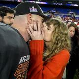 Taylor Swift festeja campeonato de su novio Travis Kelce con tremendo beso