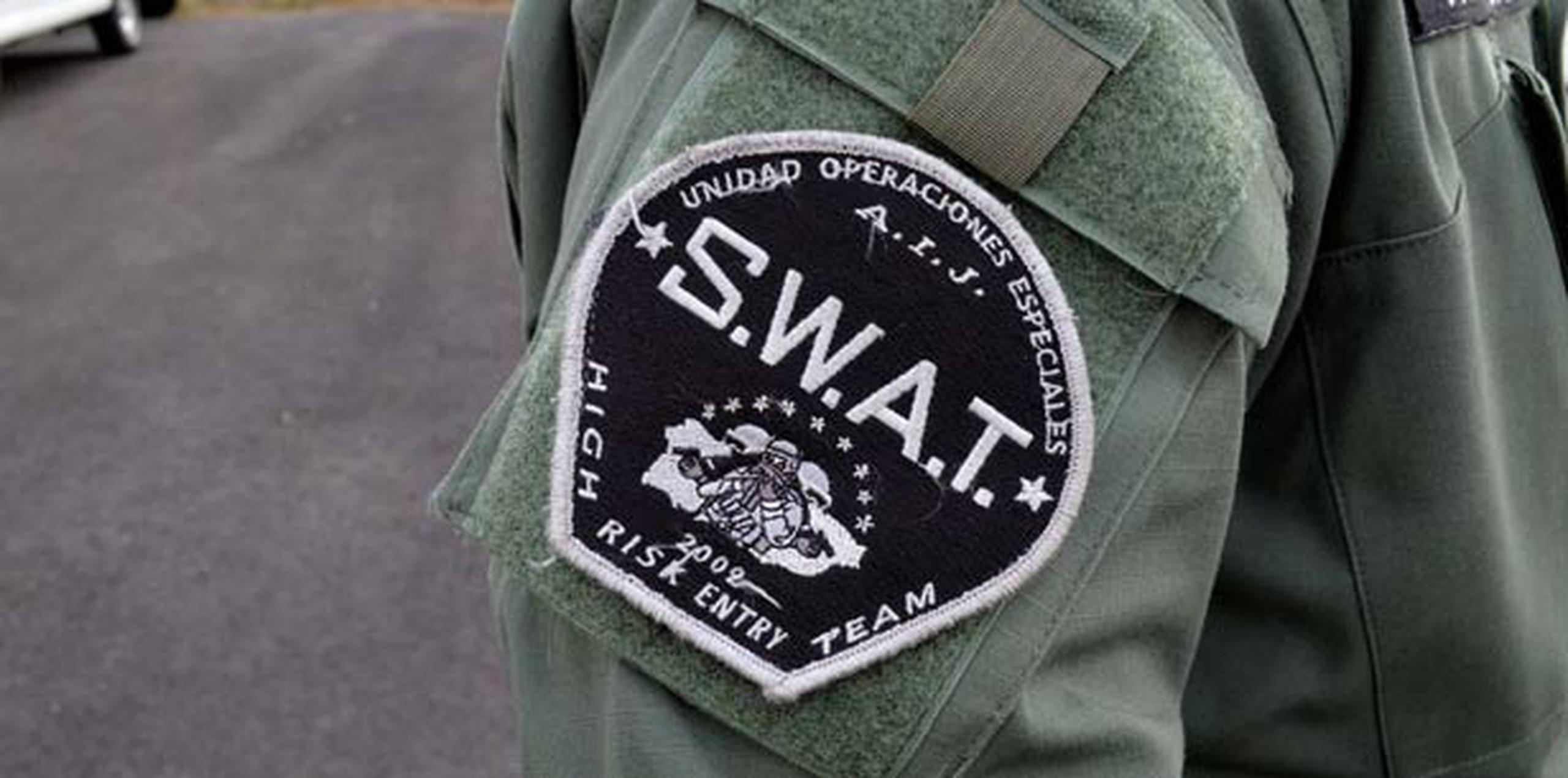 Agentes de SWAT tuvieron que entrar al complejo de vivienda.  (Archivo)