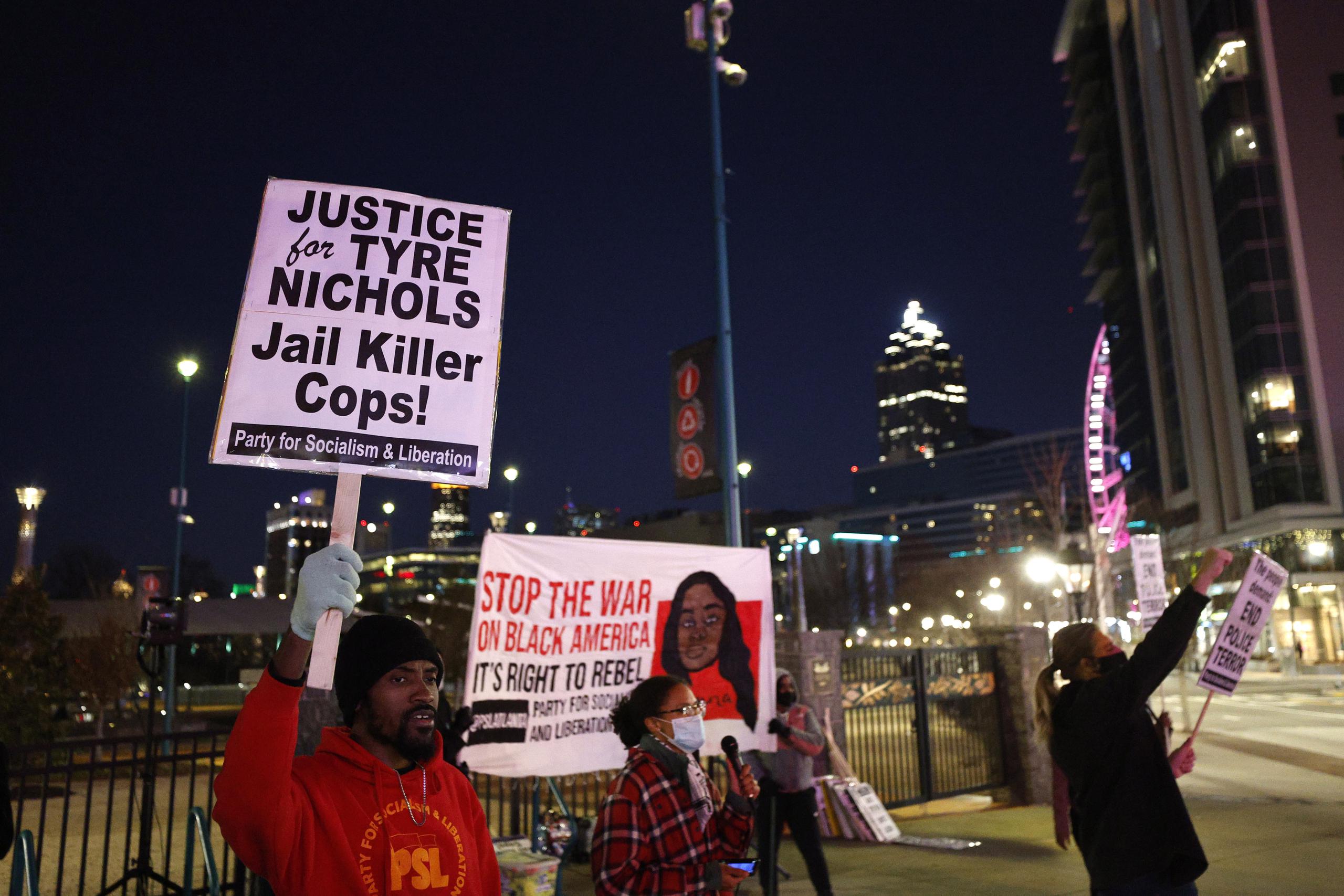 La gente se reúne para protestar tras la difusión de un vídeo que muestra el encuentro a principios de este mes entre Tyre Nichols, de 29 años, y cinco policías de Memphis, Tennessee.