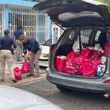 Agentes del CIC de Aibonito distribuyen compras en comunidad de Orocovis