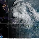 Huracán Isaías sigue en ruta hacia la costa de Florida