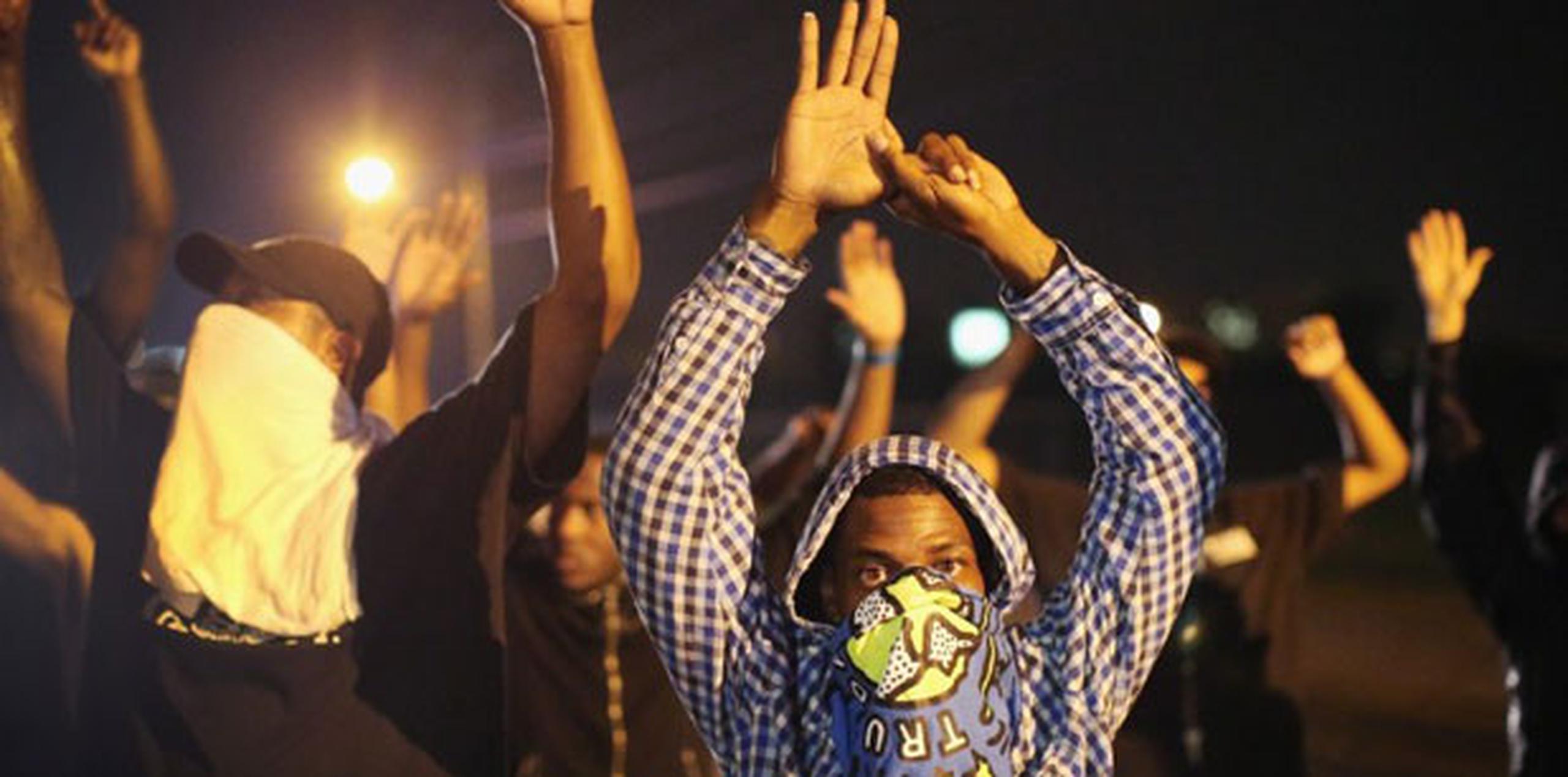 La tensión en Ferguson se acrecentó ayer por la noche, luego de que la policía diera a conocer el nombre del policía responsable de la muerte de Michael Brown, de 18 años. (AFP)