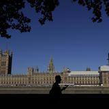 Arrestan a legislador británico por agresión sexual