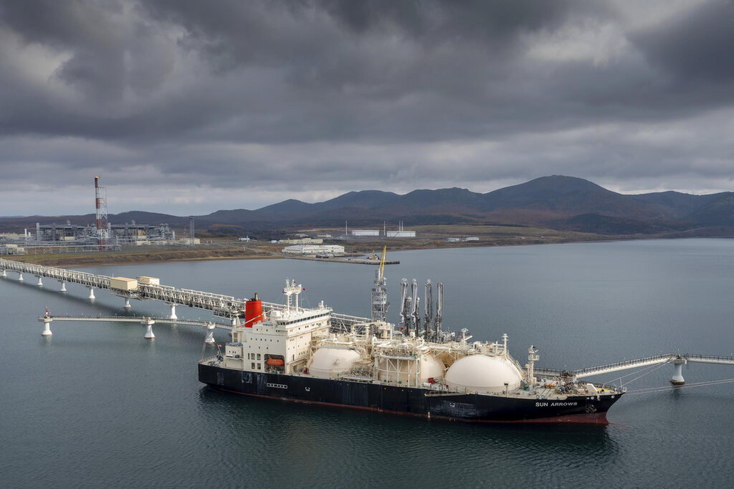El petrolero Sun Arrows llena sus depósitos de gas natural licuado, del proyecto Sakhalin-2, en el puerto de Prigorodnoye, Rusia, el 29 de octubre de 2021.