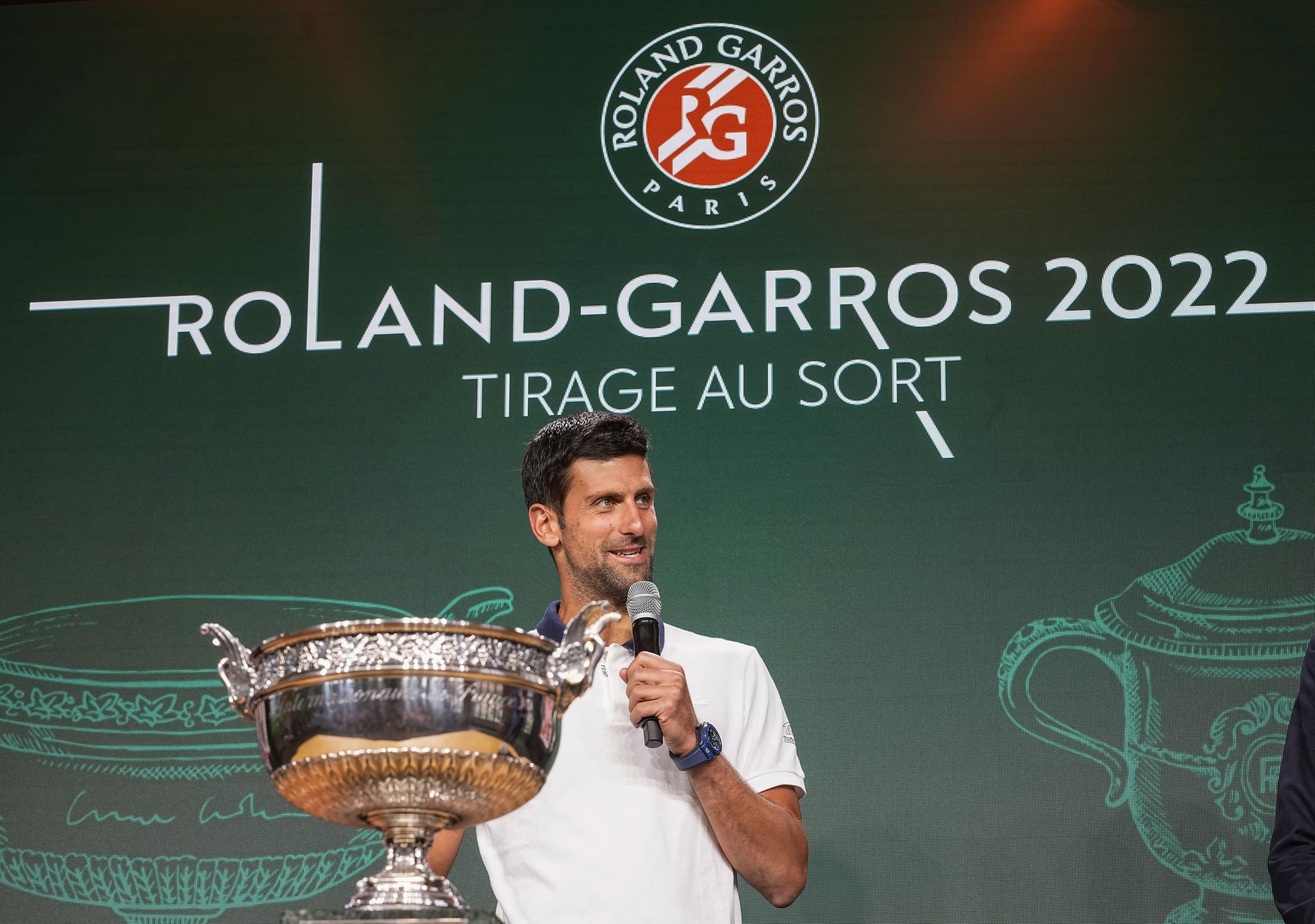 Novak Djokovic se dirigió a los medios en París junto a la copa en Roland Garros.