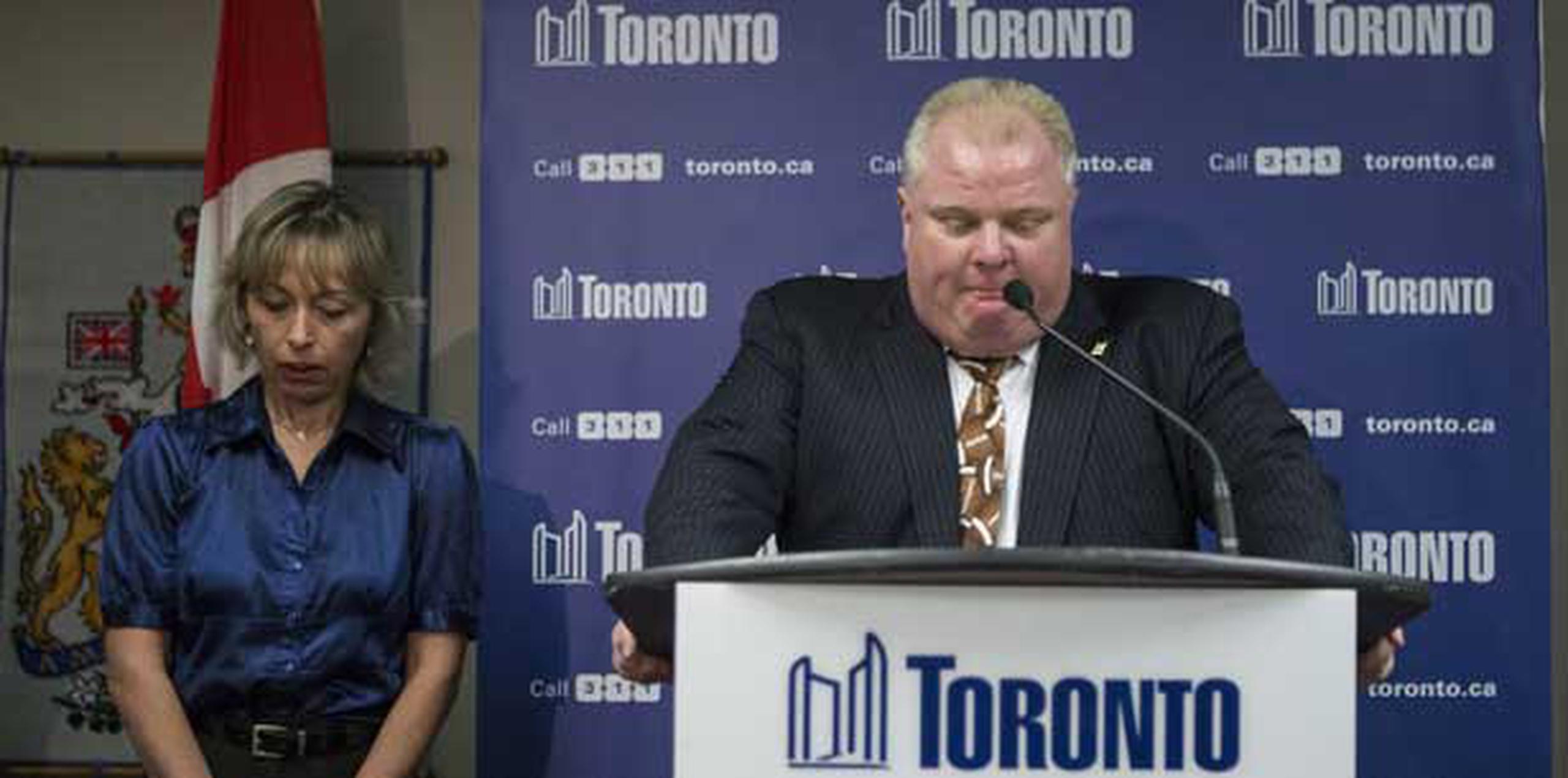 Rob Ford, acompañado por su esposa,  anunció que presentará demandas contra todos los excolaboradores que le acusaron ante la Policía de acciones inapropiadas.  (AP/The Canadian Press, Chris Young)