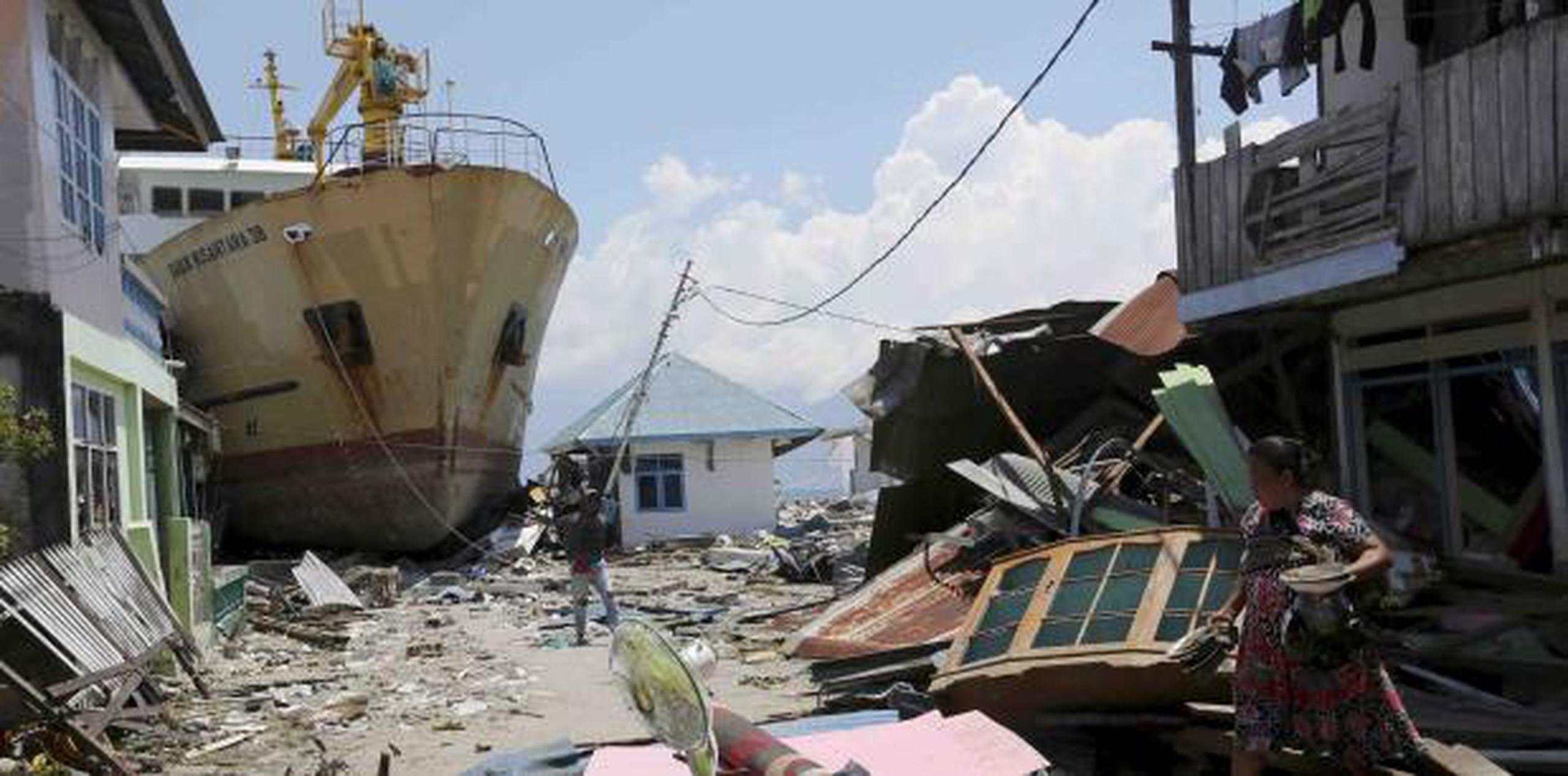 Palu, de 380,000 habitantes, quedó en ruinas tras quizás ser la ciudad más castigada en la isla de Célebes. (AP / Tatan Syuflana)