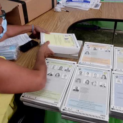 Llegan temprano los electores a Loíza para votar en las primarias