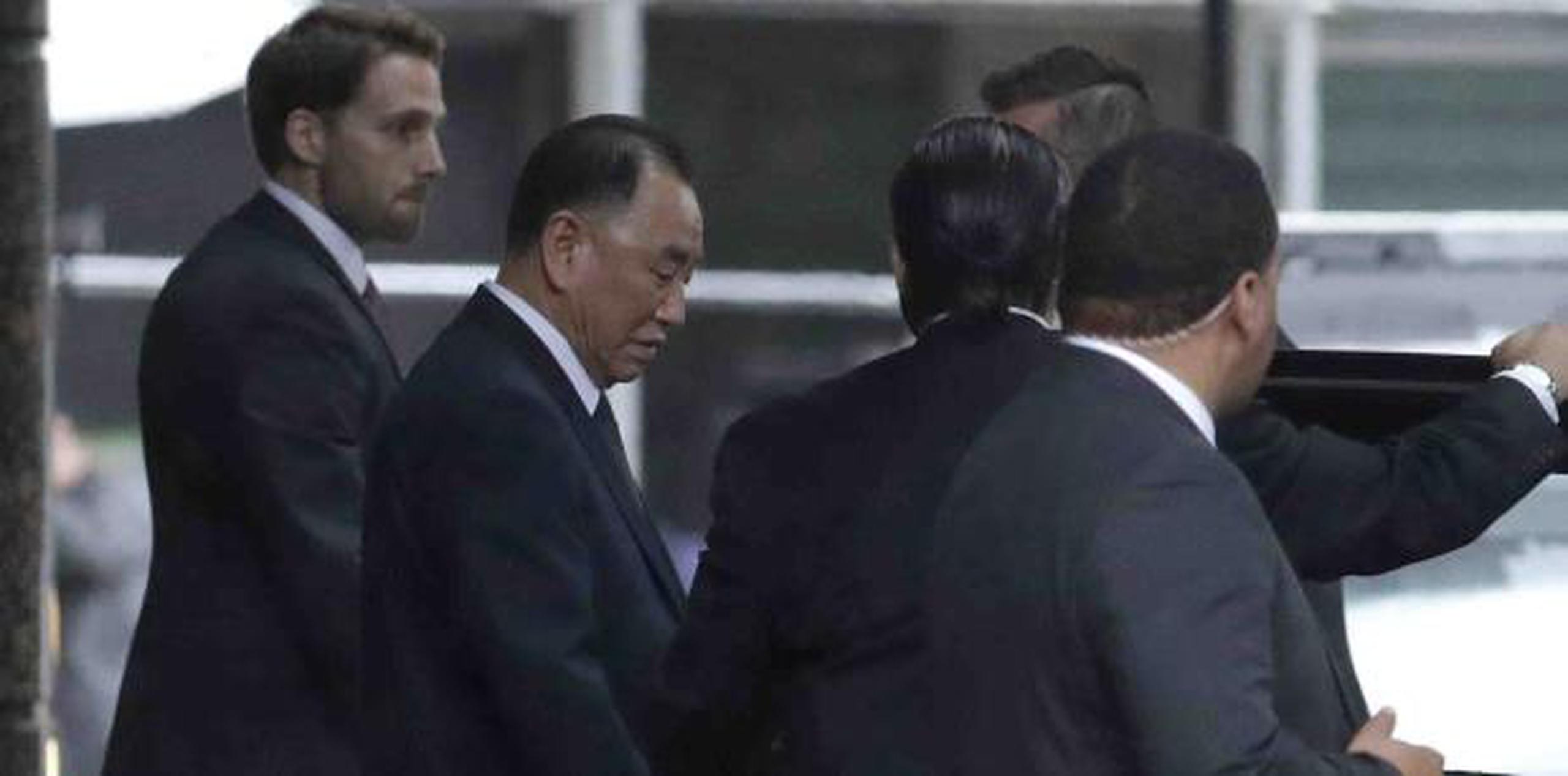 El ex jefe de la inteligencia de Corea del Norte Kim Yong Chol y cercano asesor de Kim Jong Un sale de una reunión en Nueva York con el secretario de Estado de Estados Unidos, Mike Pompeo. (AP)