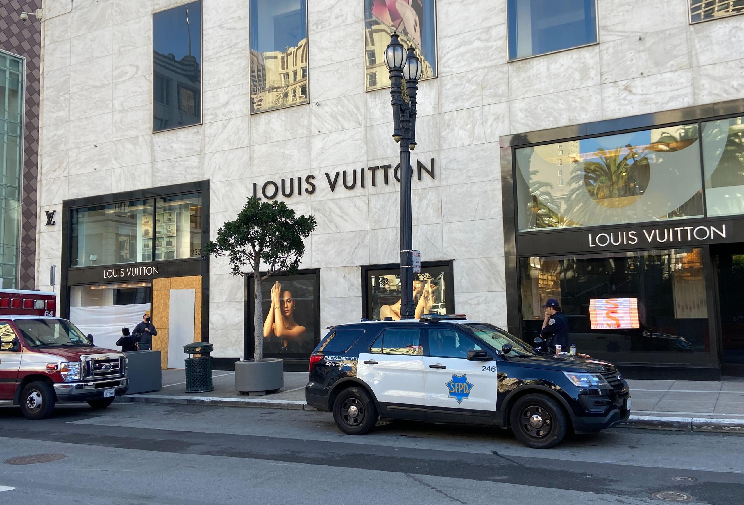 Agentes de policía y equipos de emergencia se estacionan frente a la tienda Louis Vuitton en Union Square de San Francisco luego de que saqueadores atracaran negocios.