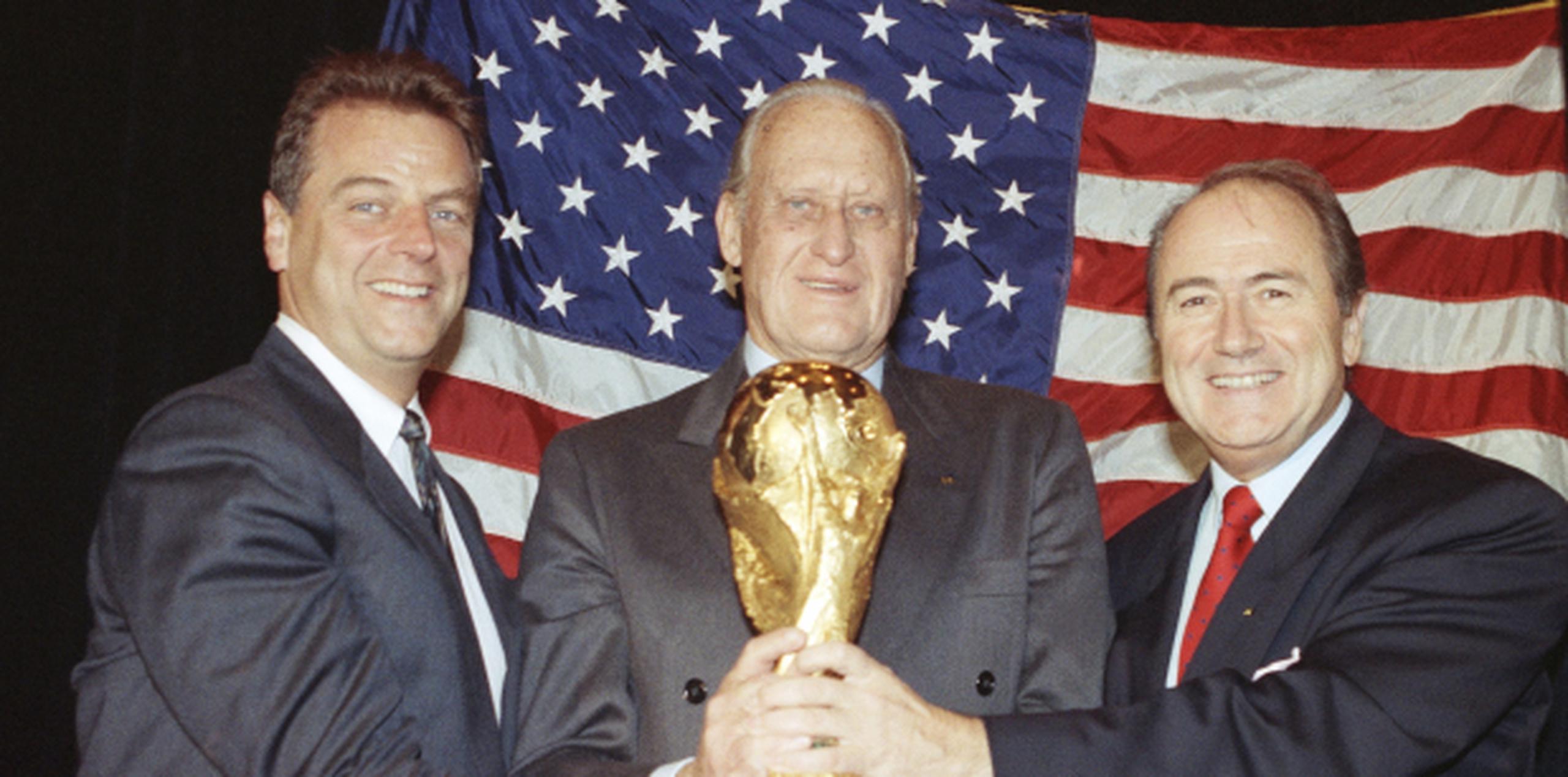 Joao Havelange (centro), Alan Rothenberg (izquierda) y Joseph S. Blatter con la Copa Mundial de la FIFA 1994. (AP/Marty Lederhandler)