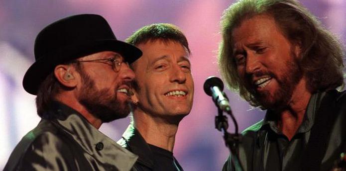 Desde la izquierda, Maurice, Robin y Barry Gibb en 1998. (Archivo)