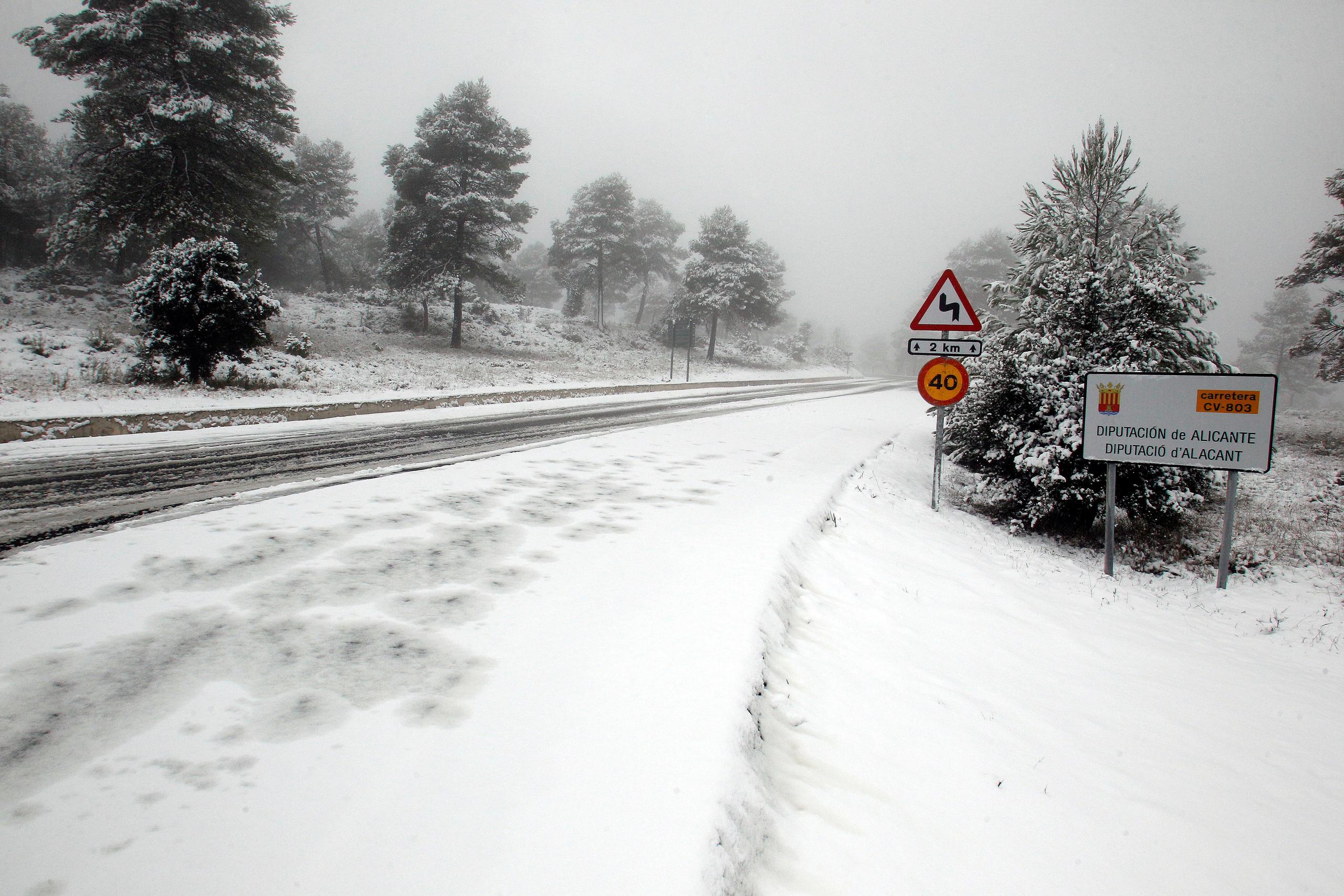 La carretera CV-803 que une Bañeres de Mariola y Onil (Alicante, España) cortada al tráfico por la nieve.