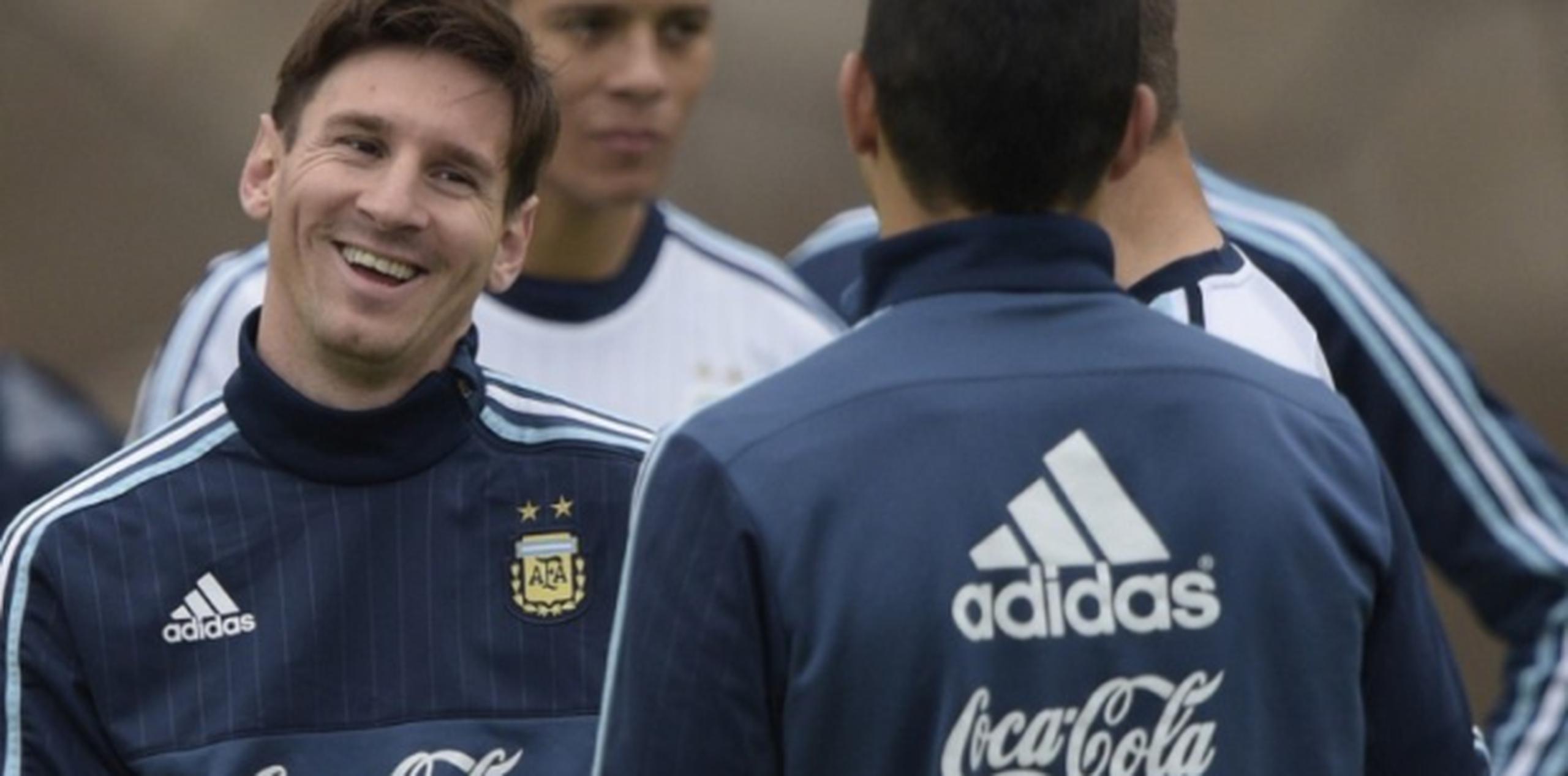 Lionel Messi, izquierda, celebra hoy sus 28 años en medio de la concentración del equipo de Argentina que se prepara para su partido de cuartos de final de la Copa América contra Colombia  (AFP / Juan Mabromata)