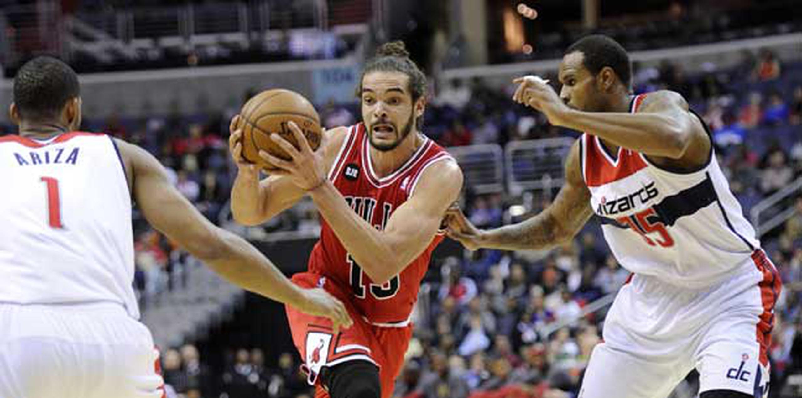 Joakim Noah anotó 21 durante el partido entre los Bulls de Chicago y los Wizards de Washington.     (AP/Nick Wass)