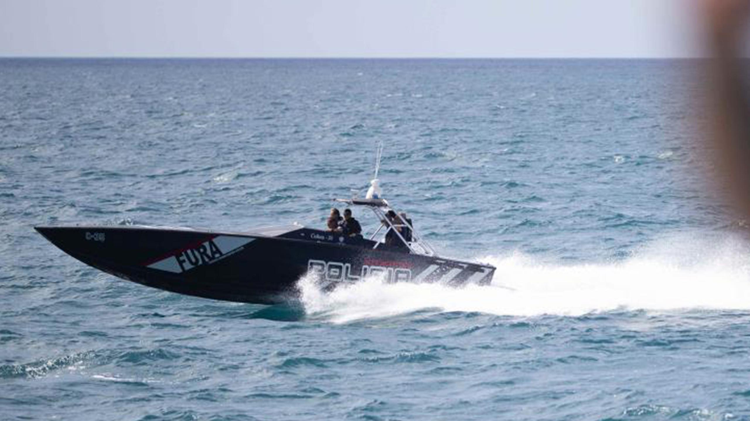 Una unidad marina de las Fuerzas Conjuntas de Acción Rápida de la Policía de Puerto Rico localizó a cinco millas náuticas al suroeste de Rincón un bote sospechoso.