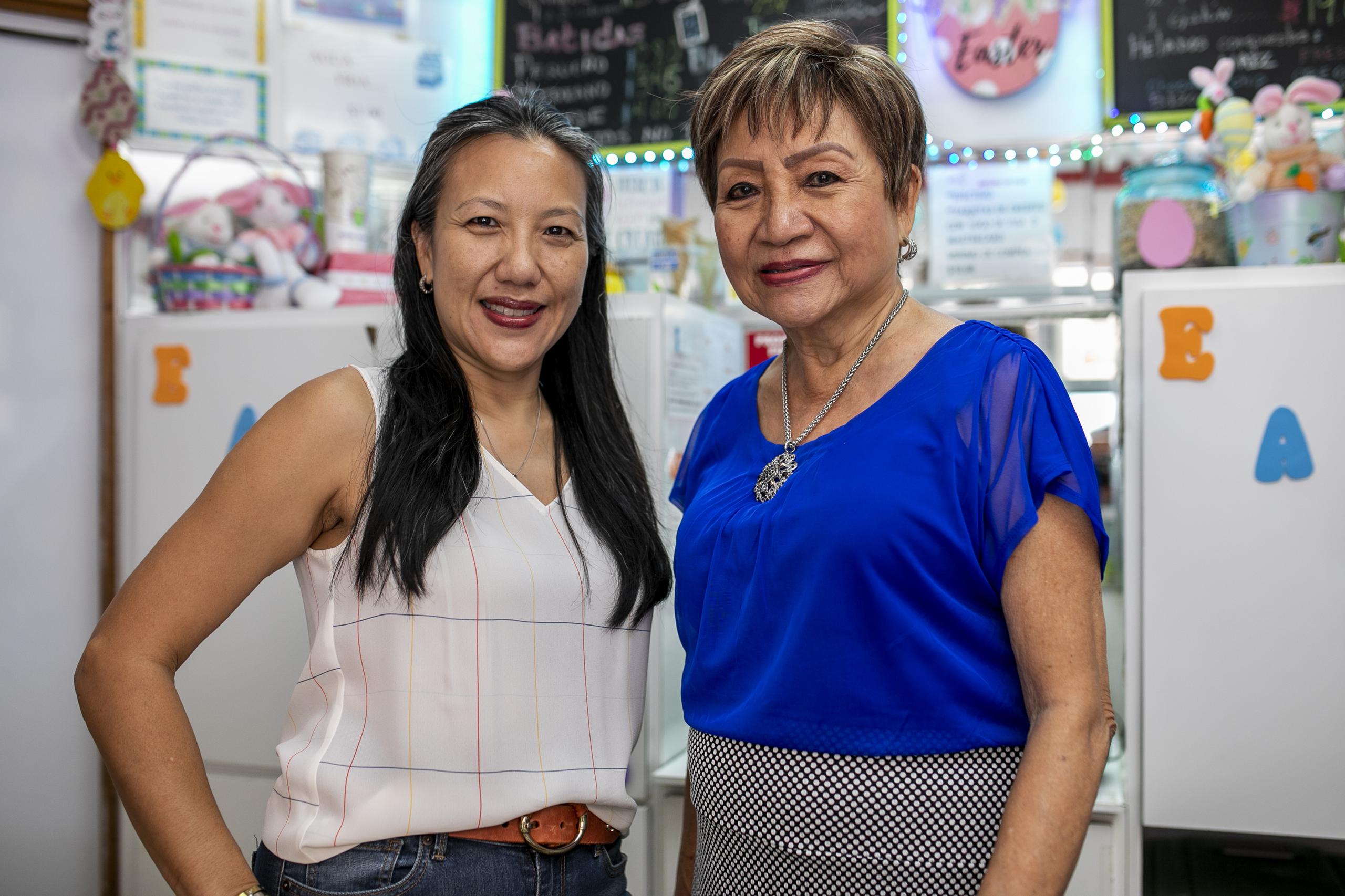 Aileen Louk-Chang, a la izquierda junto a su madre, doña Violeta, es actualmente la administradora de la heladería.