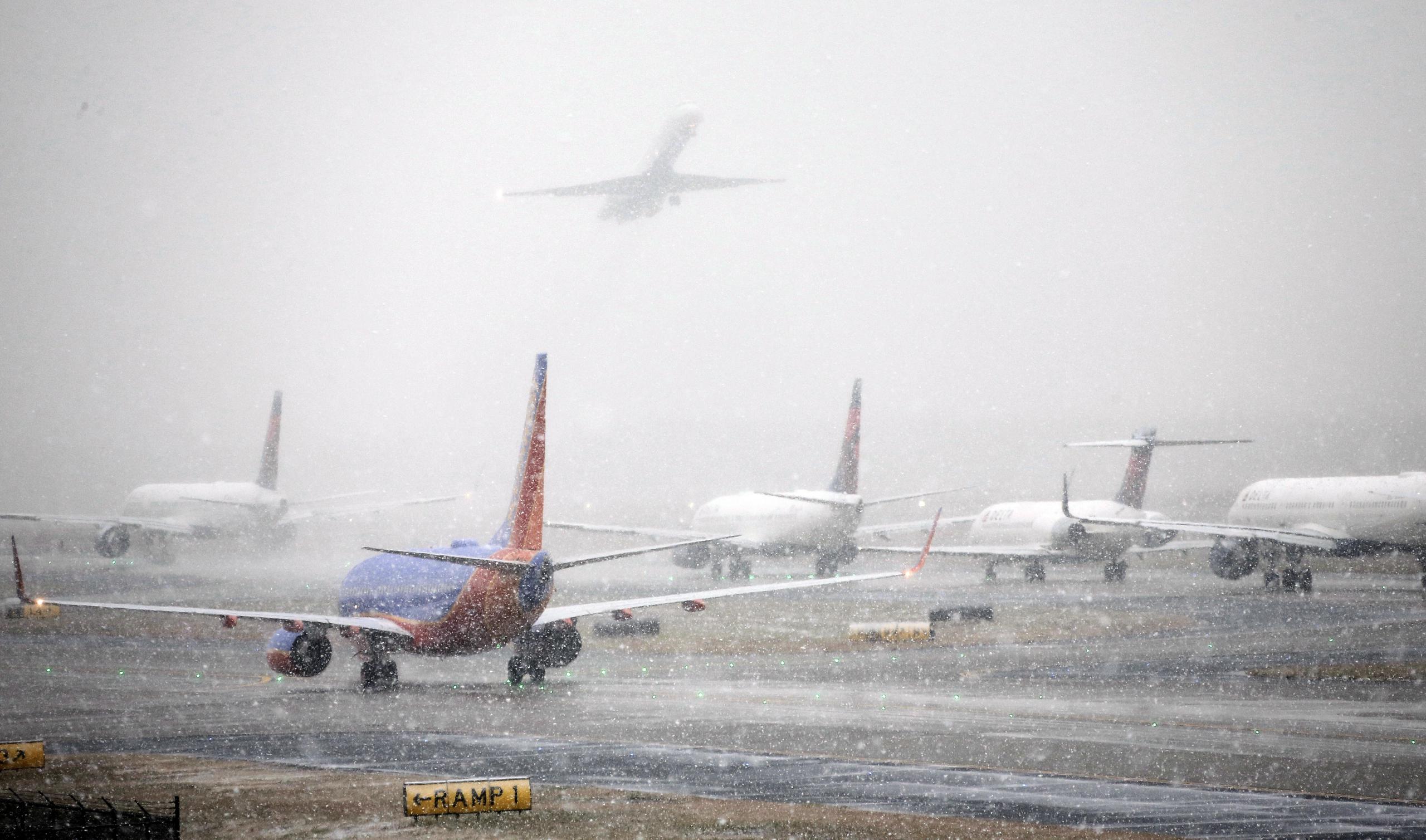 La nieve cubrió el Aeropuerto Internacional Hartsfield-Jackson en Atlanta, Georgia. (Bob Andres / bandres@ajc.com / AP)