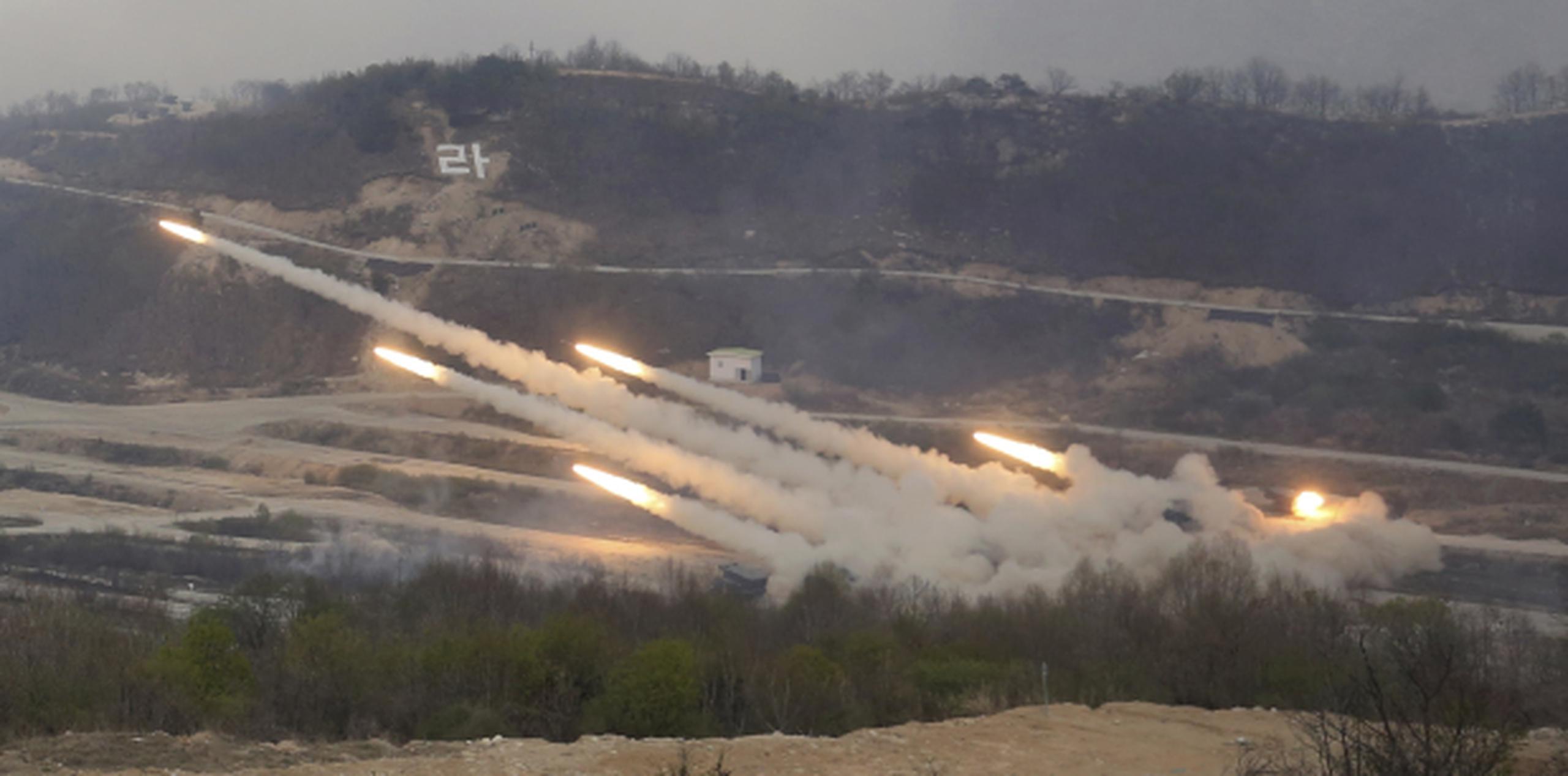 La tensión en la península coreana ha subido al tiempo que se llevan a cabo ejercicios militares a ambos lados de la frontera entre Corea del Norte y Corea del Sur. (AP/Ahn Young-joon)
