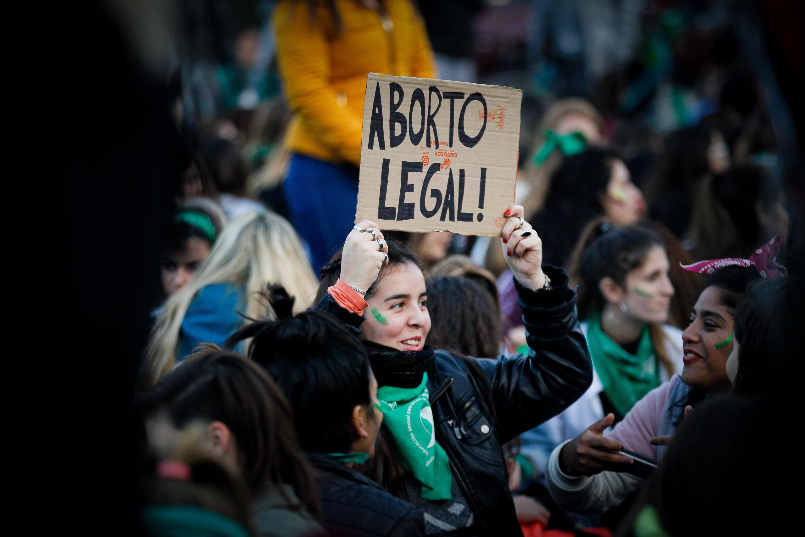 Manifestantes participan en una protesta a favor del aborto hoy, martes en Buenos Aires