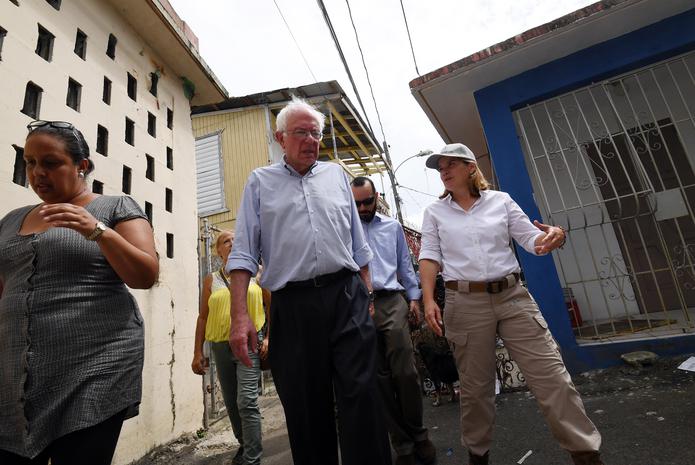 En el 2017, Sanders visitó la Isla y recorrió - junto a Carmen Yulín Cruz Soto- varios lugares afectados de San Juan, tras el huracán María.